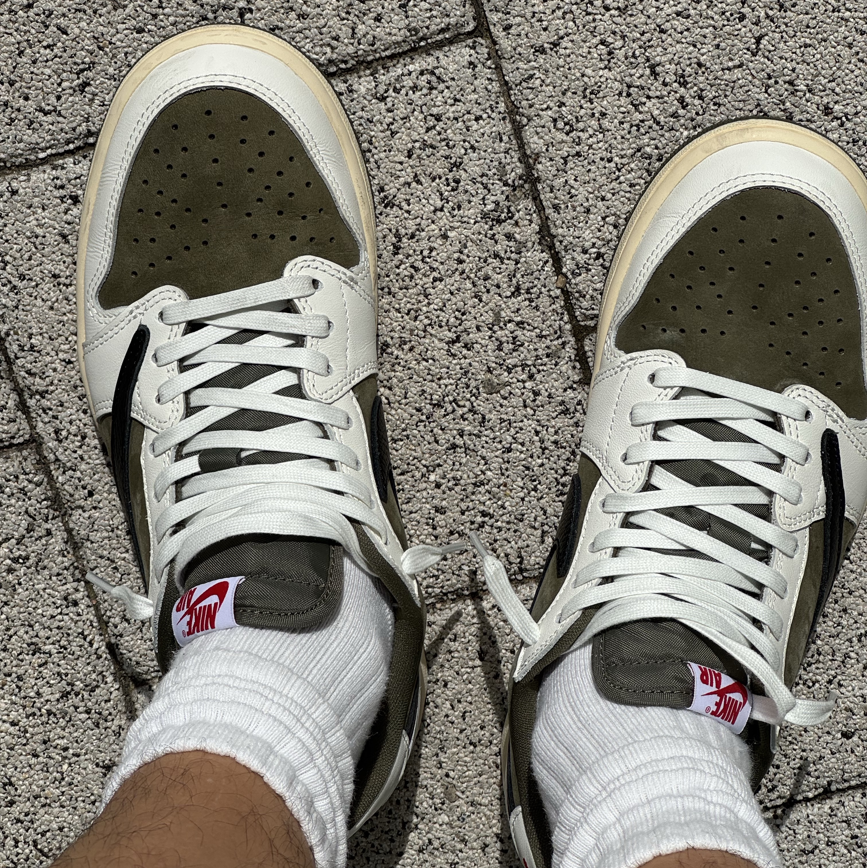 Jordan 1 x Travis Scott Retro Low OG SP Reverse Olive 착용 스타일