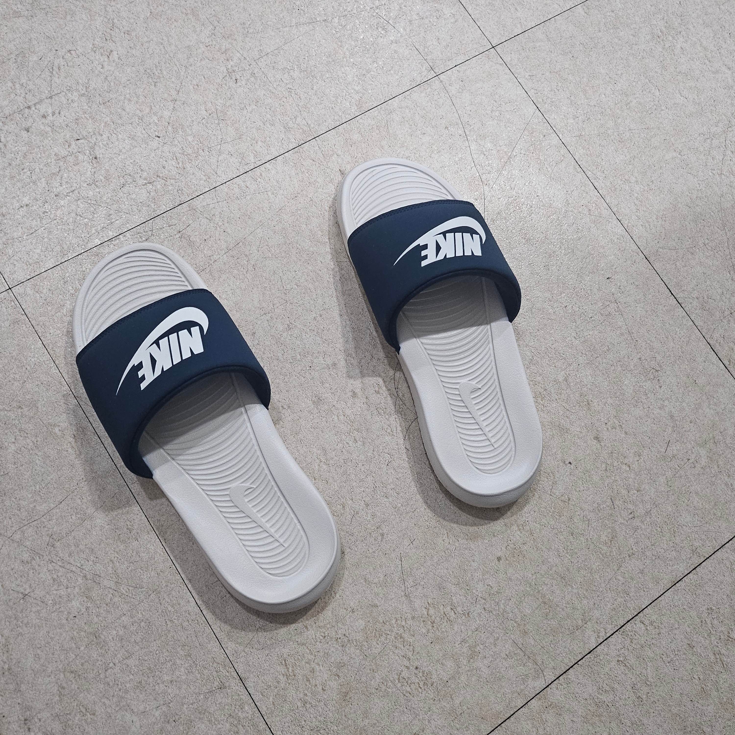 Nike Victori One Slide Armory Navy Light Orewood 착용 스타일