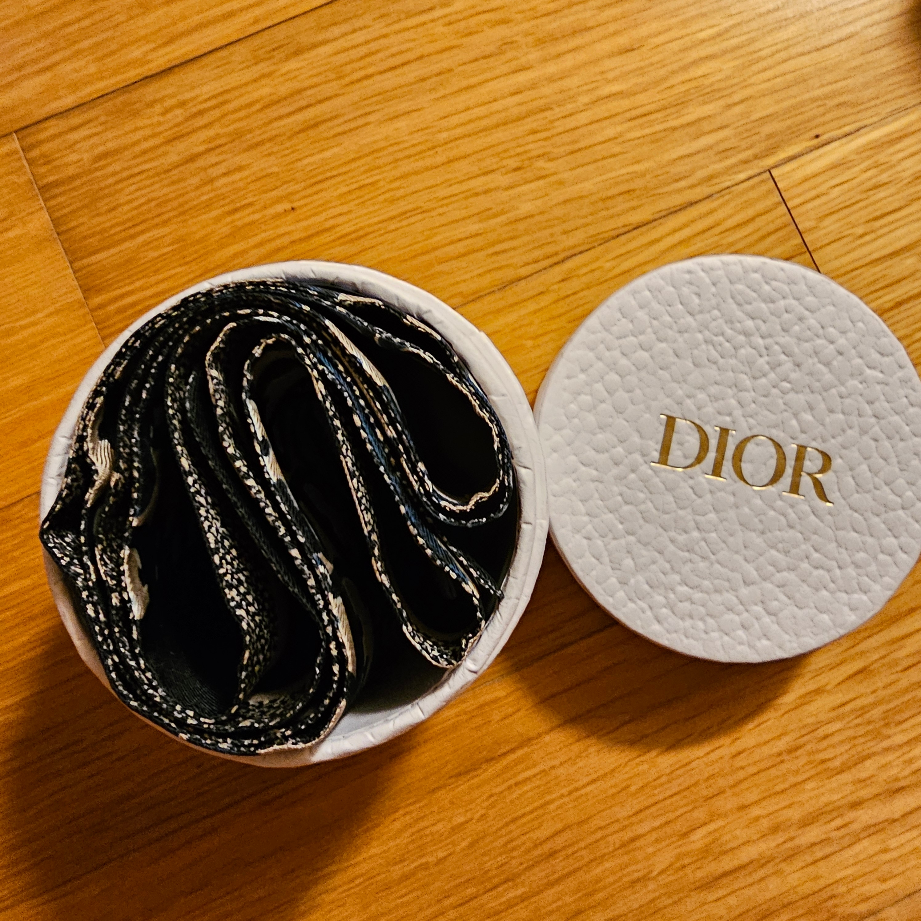 (W) Dior Oblique Mitzah Scarf Silk Twill Navy Blue 착용 스타일 - 2