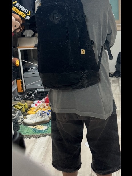 Visvim Cordura 20L Backpack Black 착용 스타일