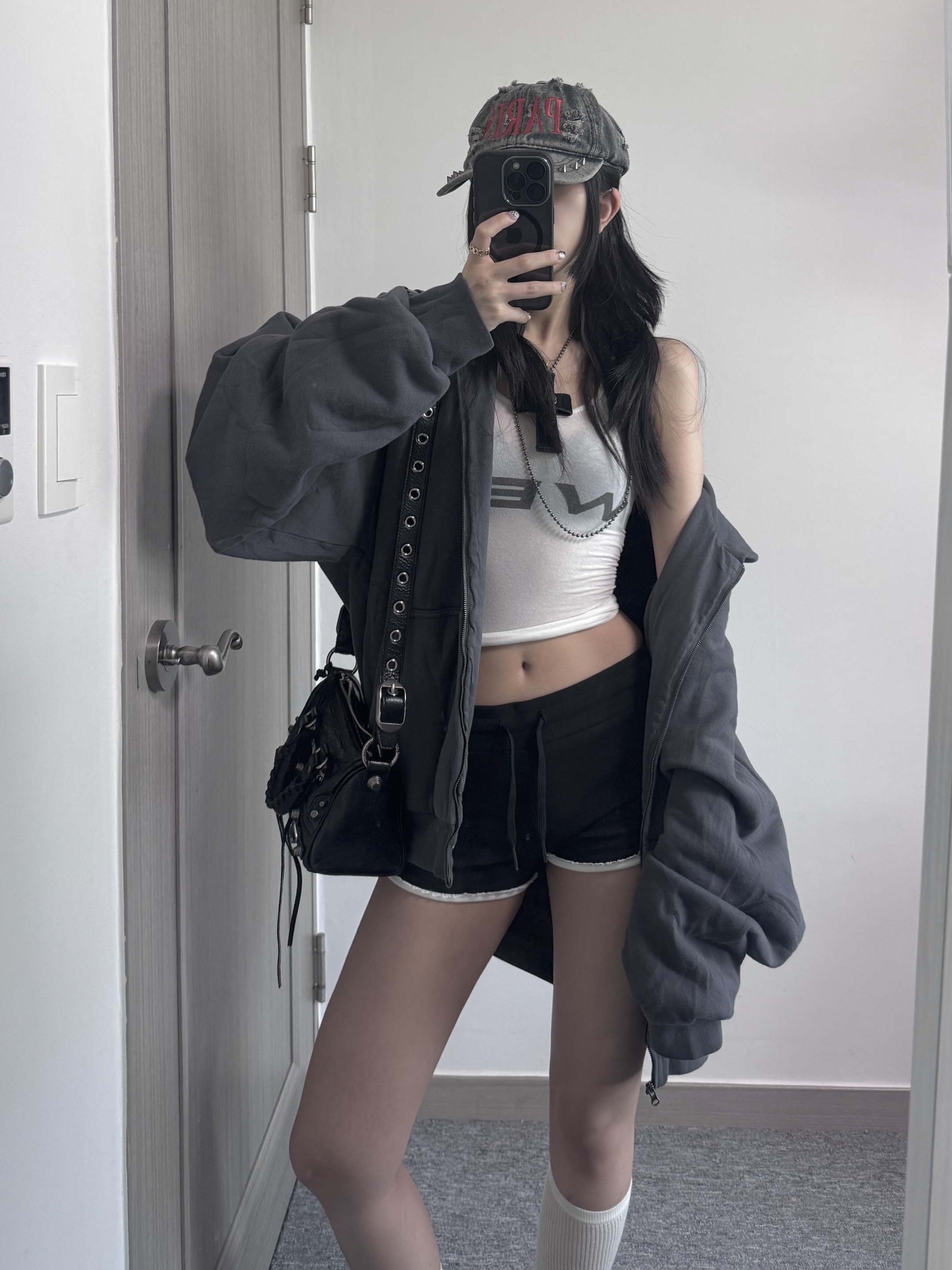 Balenciaga Le Cagole Mini Duffle Bag Black, Yeezy YZY Zip-Up Hoodie Dark Grey 착용 스타일