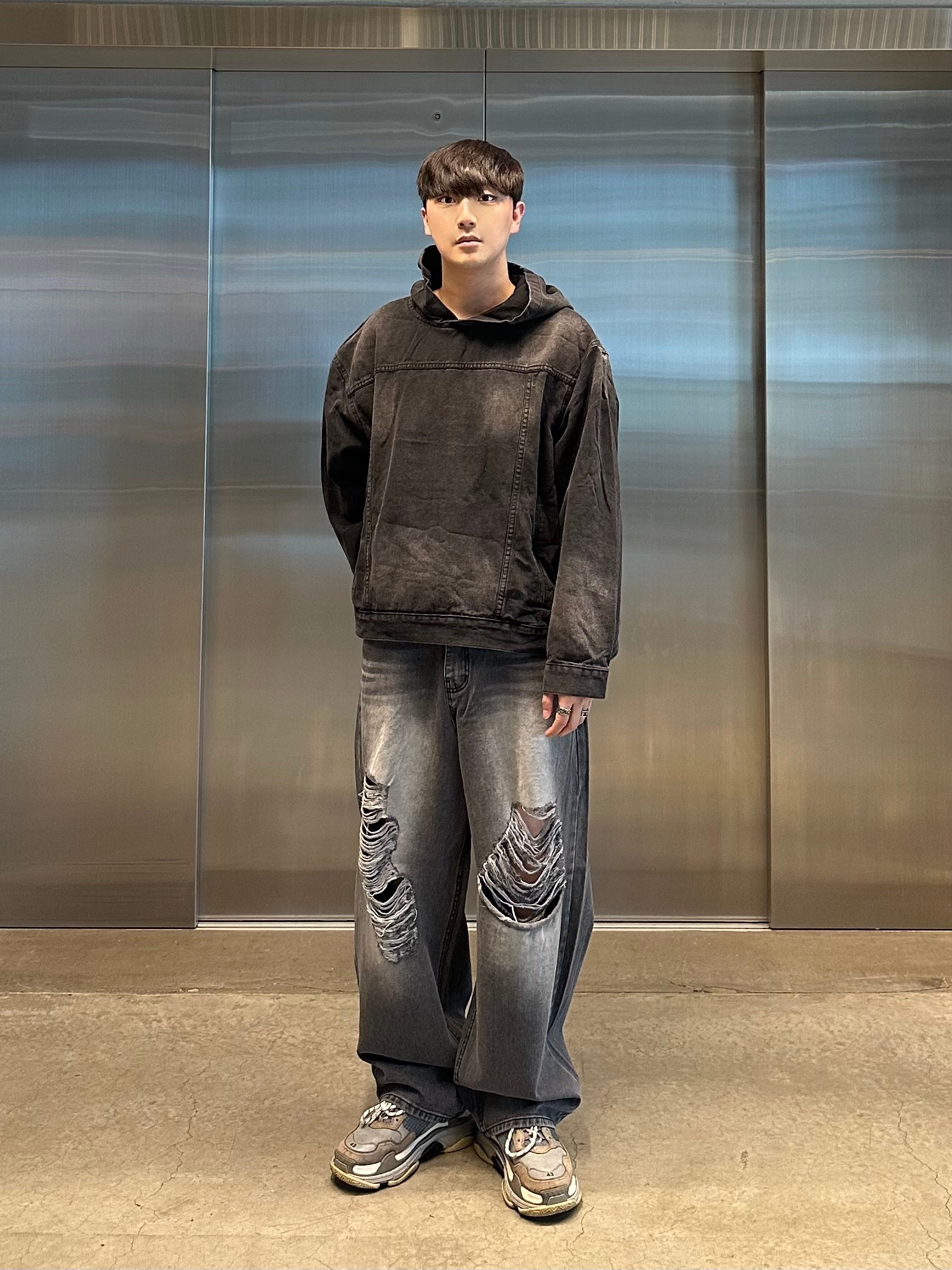 Balenciaga Triple S Grey 2018 착용 스타일 - 1