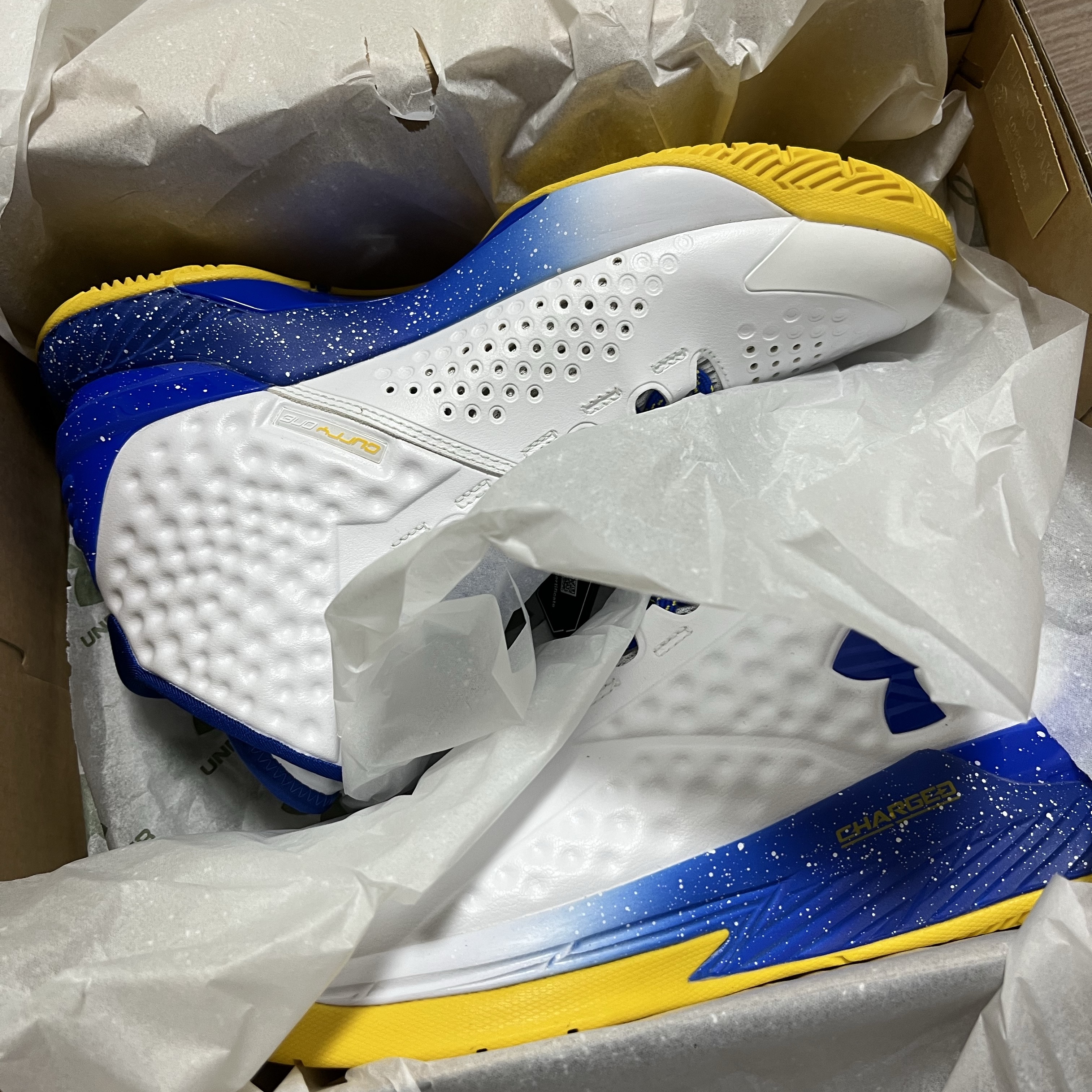 Under Armour Curry 1 White Taxi Royal 착용 스타일