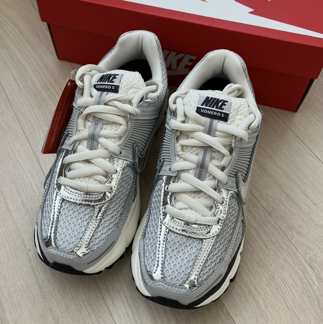 (W) Nike Zoom Vomero 5 Photon Dust and Metallic Silver 착용 스타일 - 1