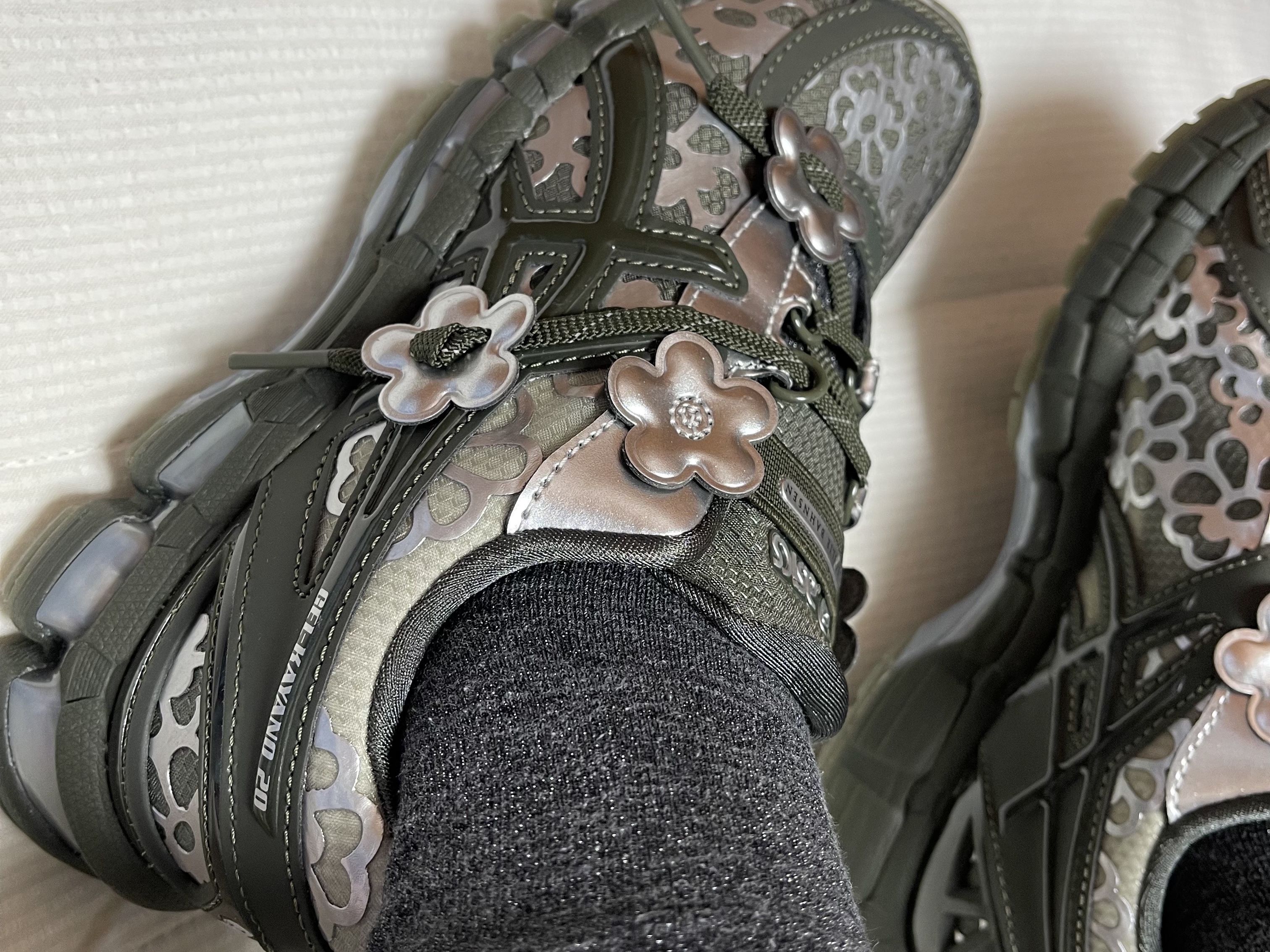 Asics x Cecilie Bahnsen Gel-Kayano 20 Olive 착용 스타일 - 3