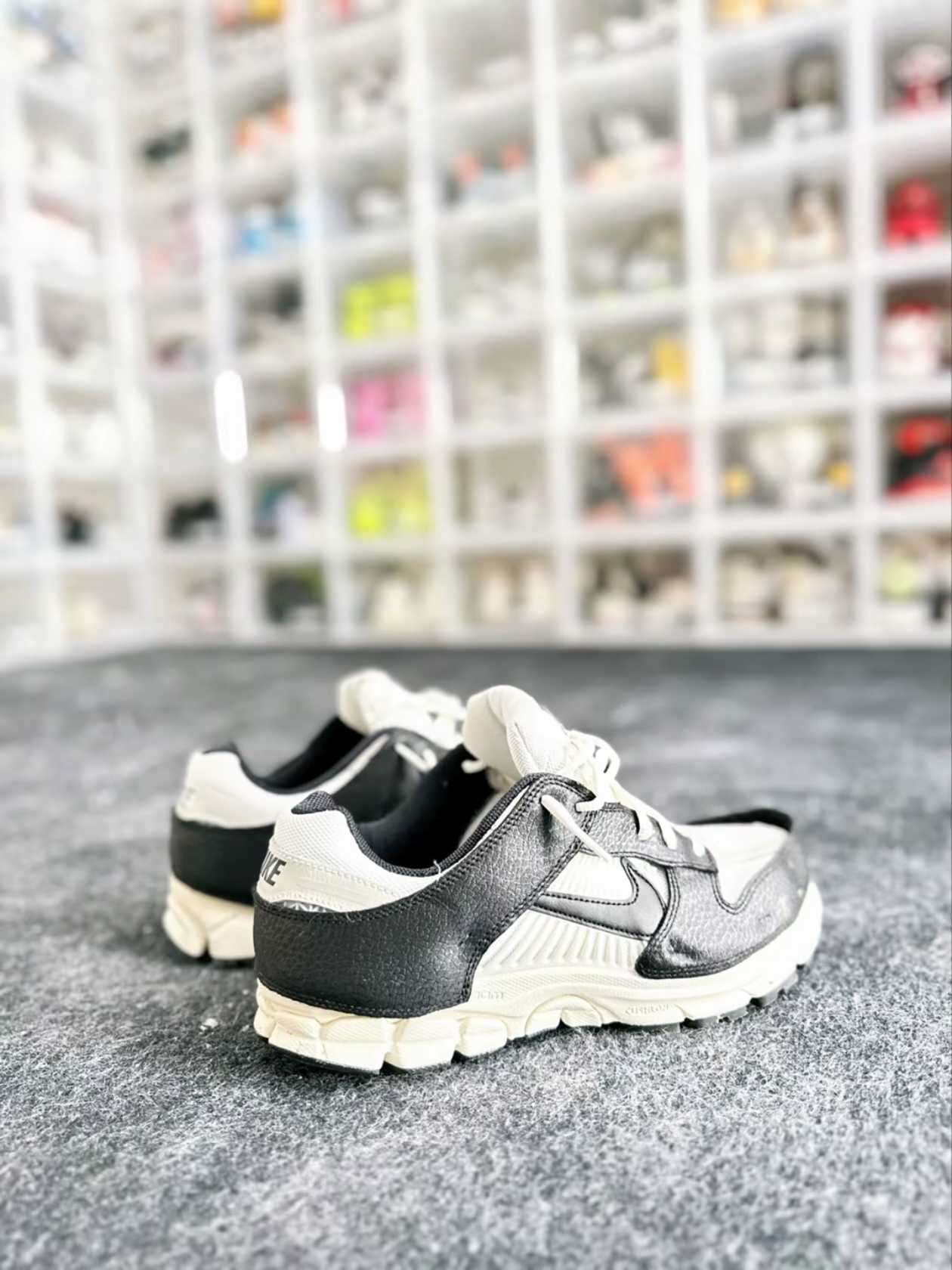 (W) Nike Zoom Vomero 5 Wolf Grey and Black 착용 스타일