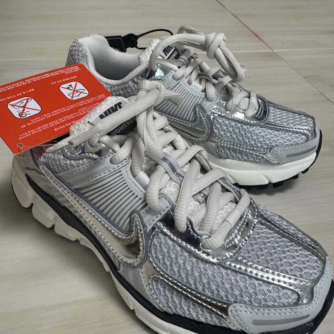 (W) Nike Zoom Vomero 5 Photon Dust and Metallic Silver 착용 스타일 - 3