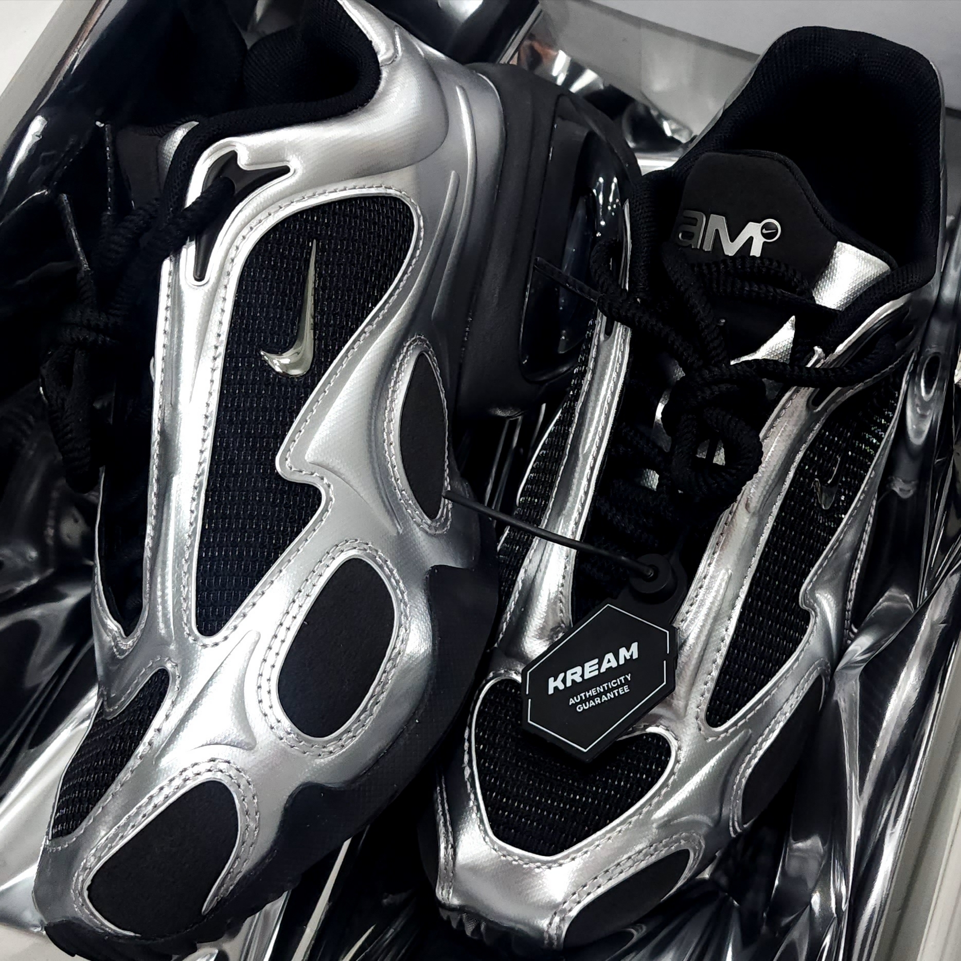 (W) Nike Air Max Muse Black and Metallic Silver 착용 스타일