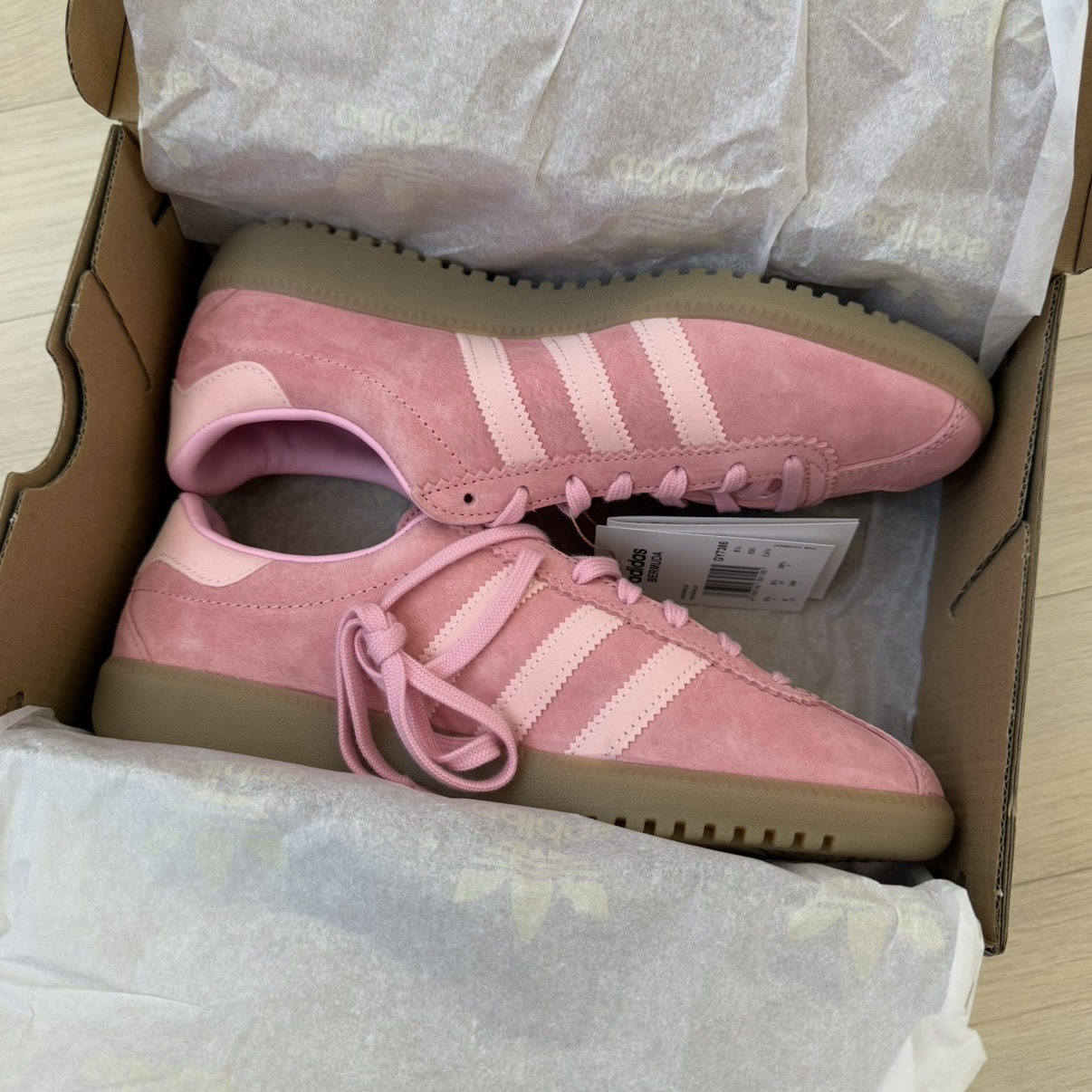 Adidas Bermuda Glow Pink 착용 스타일 - 3