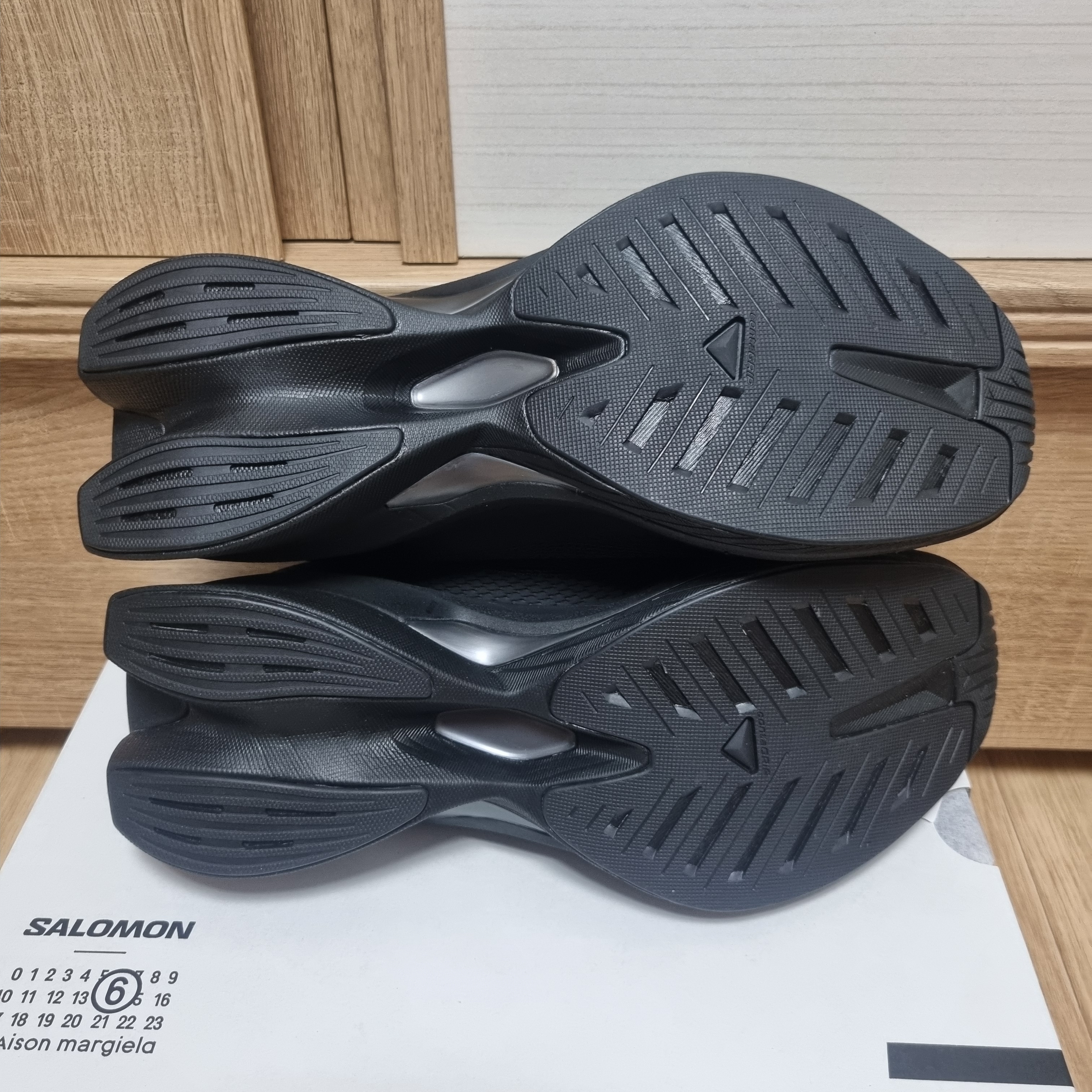 Salomon x MM6 Maison Margiela Spectur 2 Black Pewter 착용 스타일 - 5