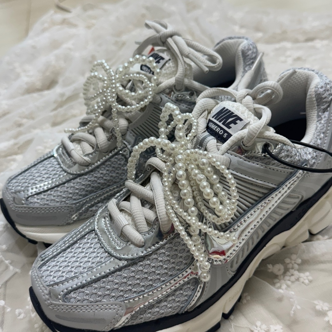(W) Nike Zoom Vomero 5 Photon Dust and Metallic Silver 착용 스타일 - 2