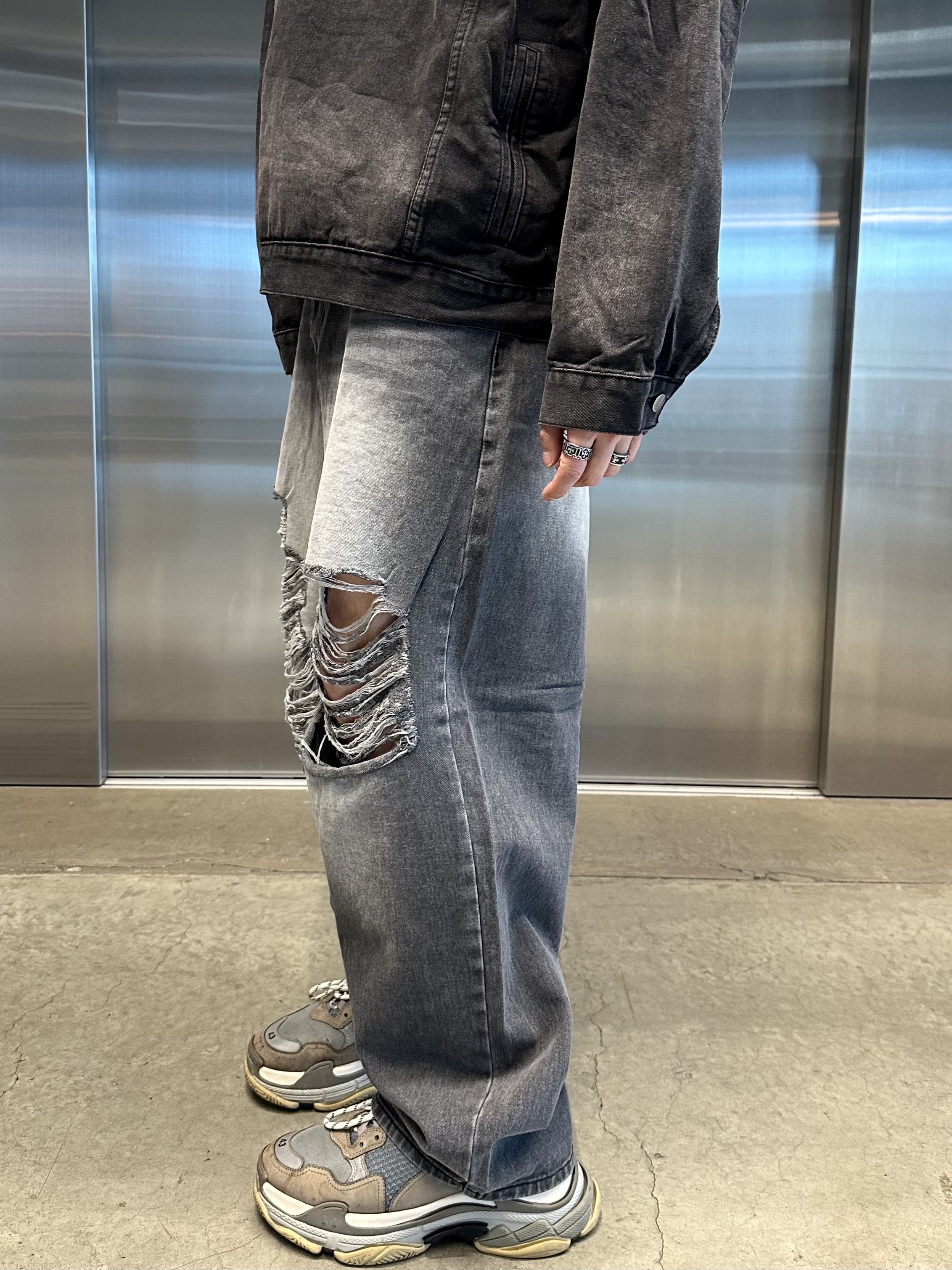 Balenciaga Triple S Grey 2018 착용 스타일 - 3