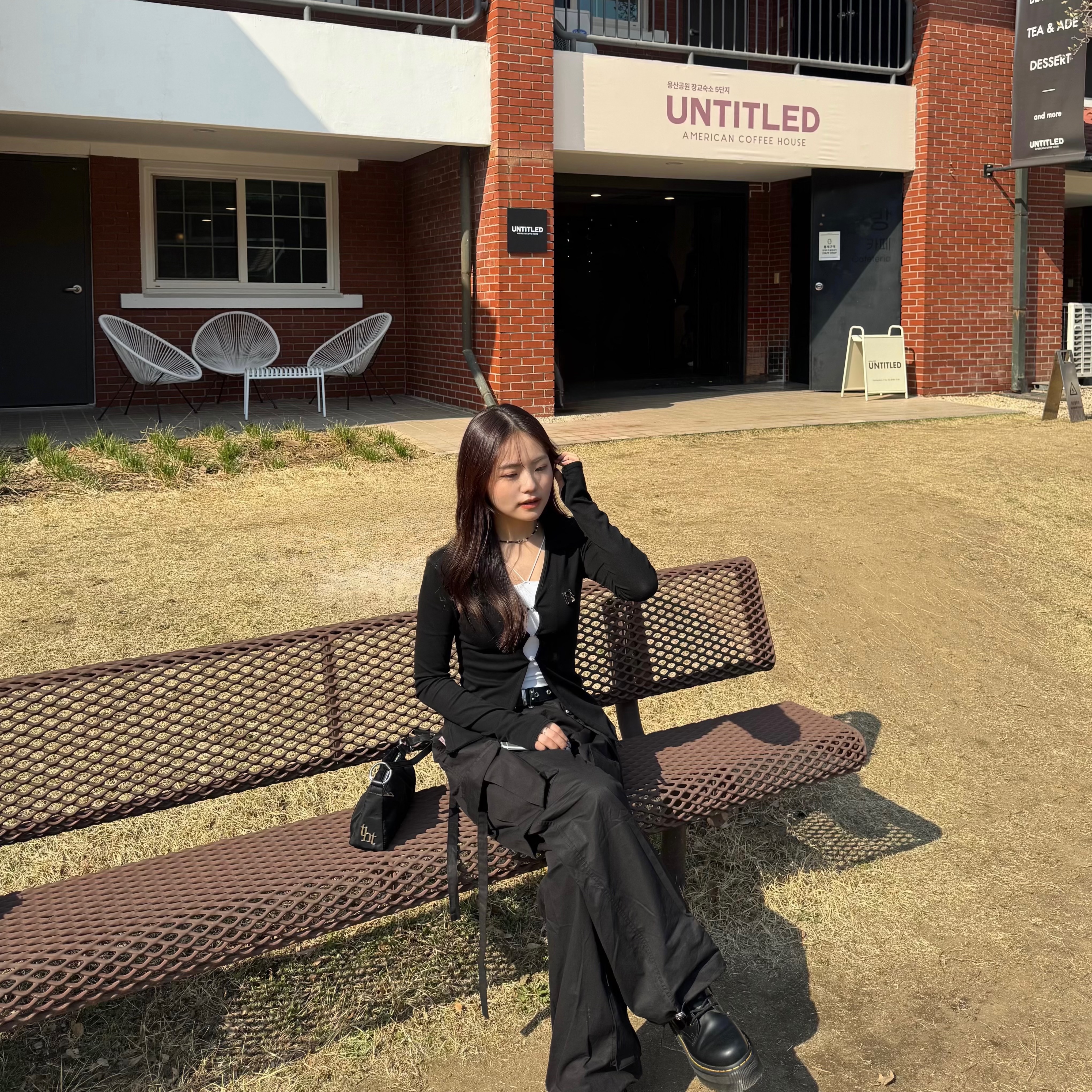 Newalrin Emblem Cargo Pants Black, Newalrin Emblem Shirt Top Black 착용 스타일 - 4