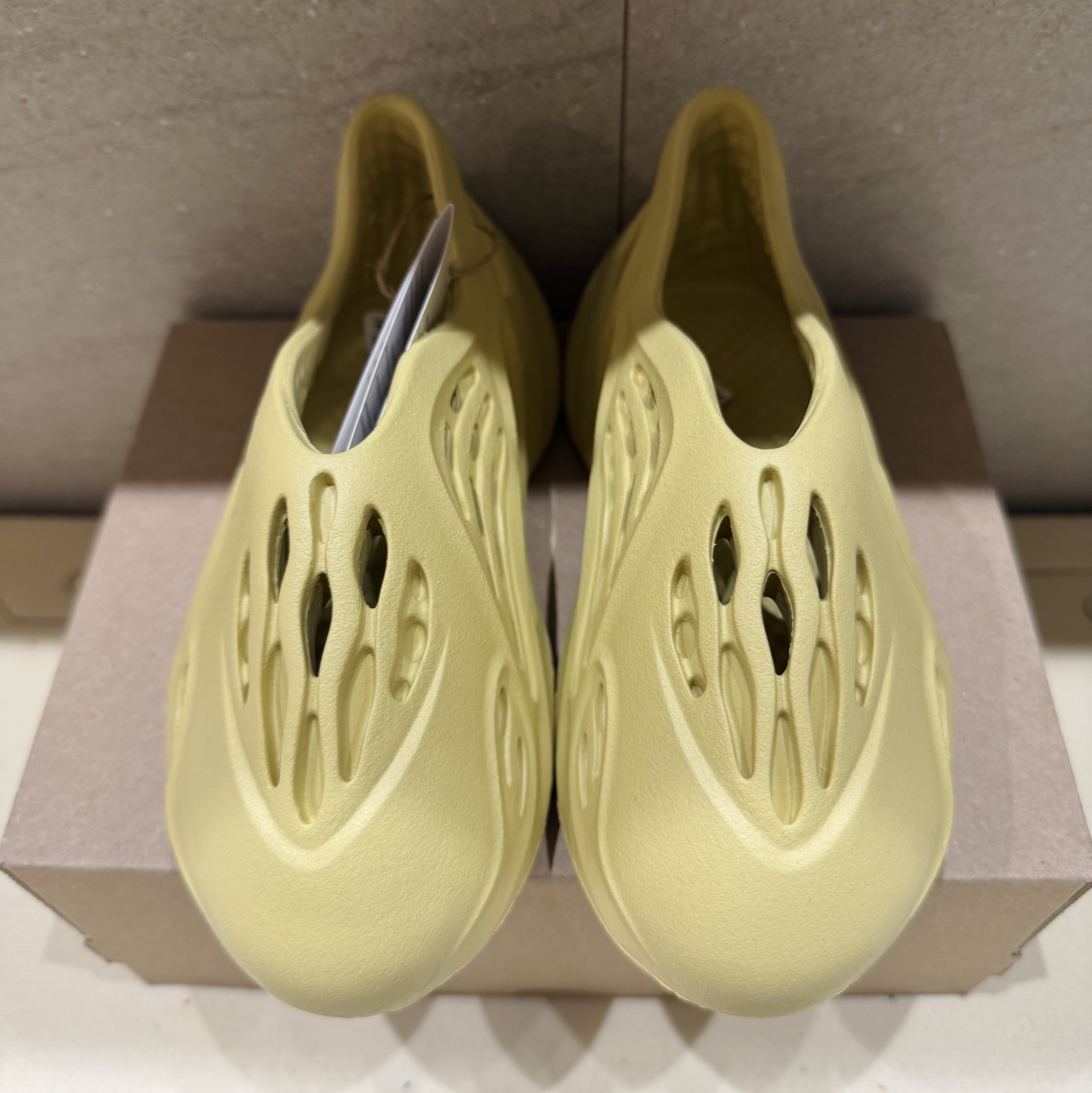 (Kids) Adidas Yeezy Foam RNNR Sulfur 착용 스타일 - 2