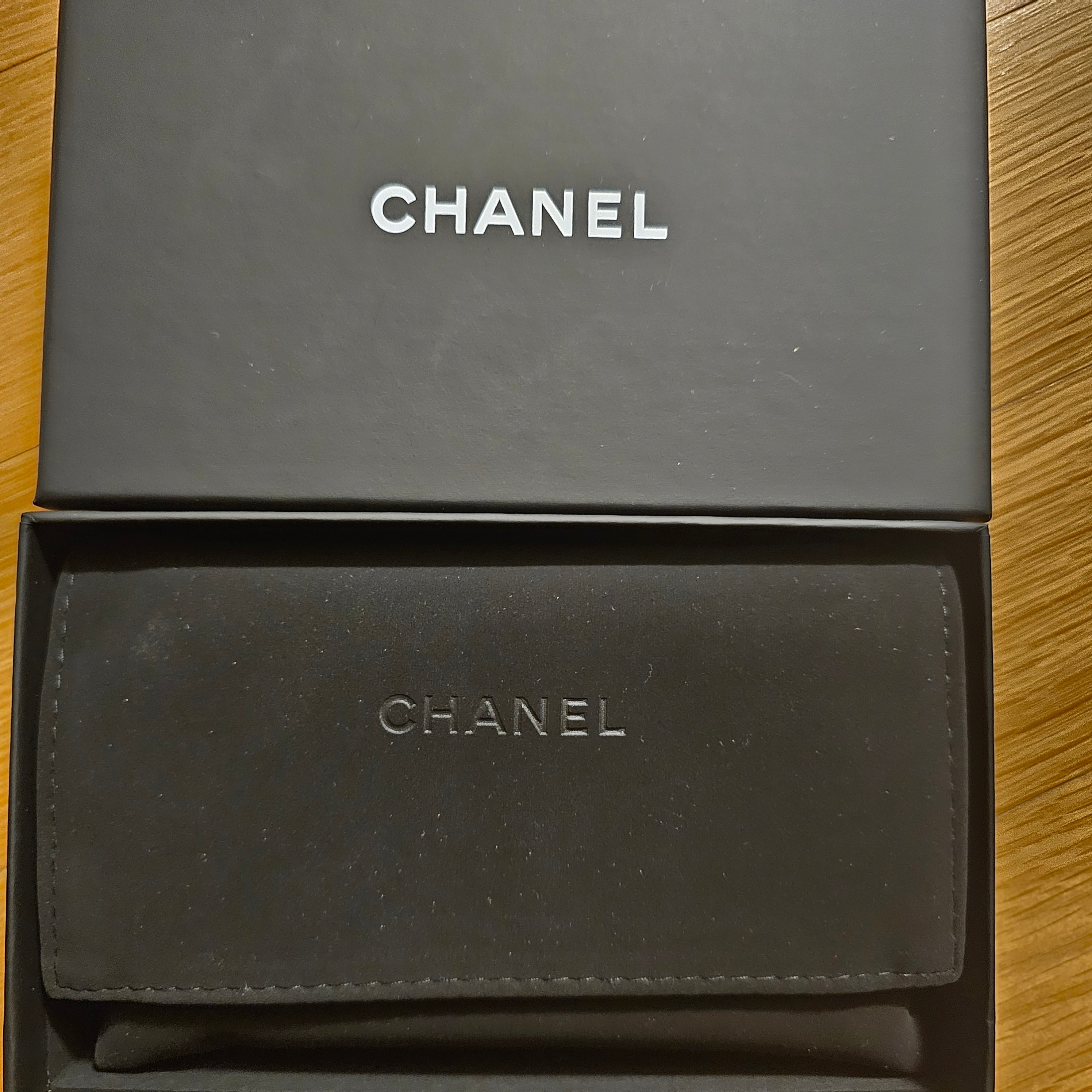 Chanel Classic Zipped Coin Purse Grained Calfskin & Silver Black 착용 스타일 - 1
