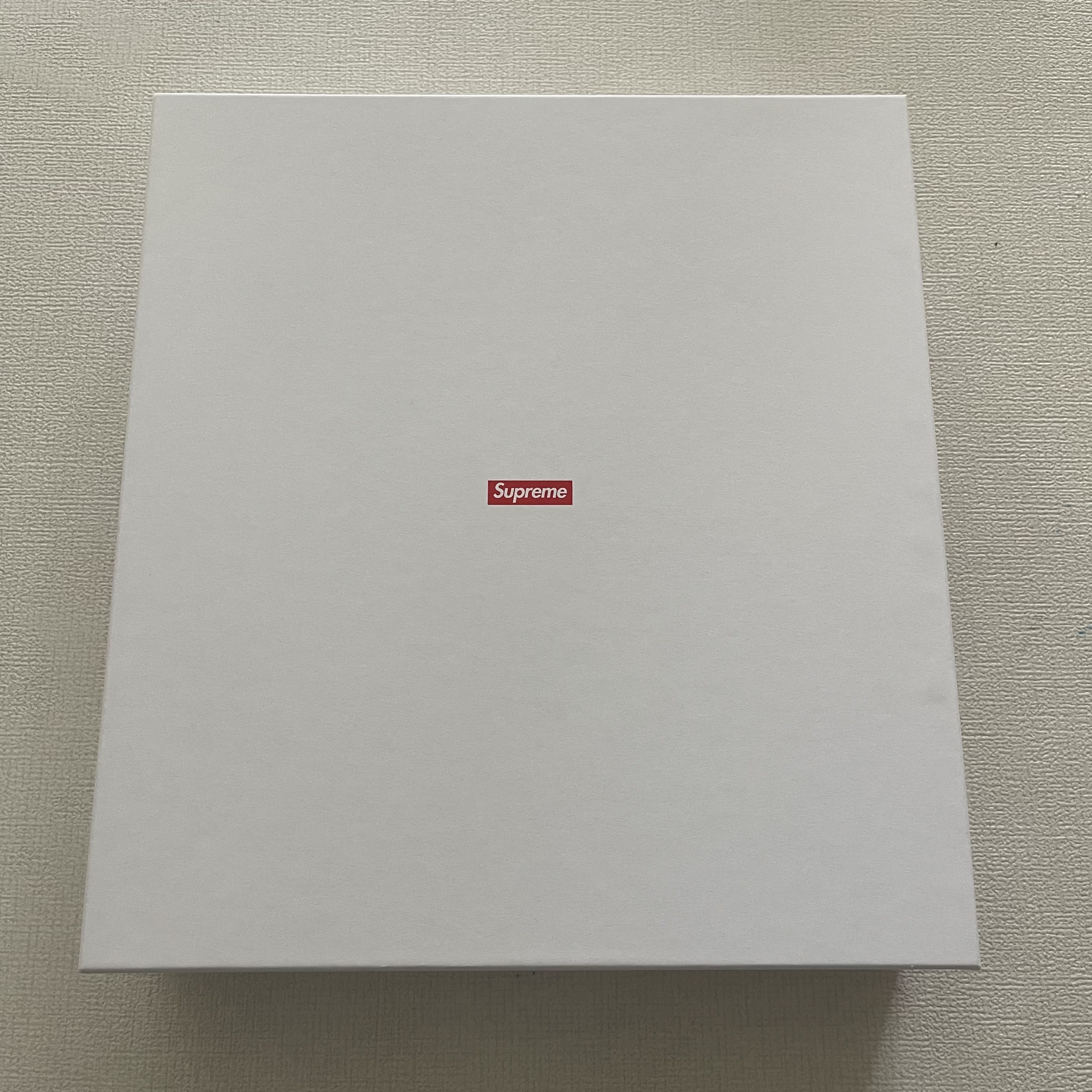 Supreme Leather Money Bag Black 착용 스타일 - 1