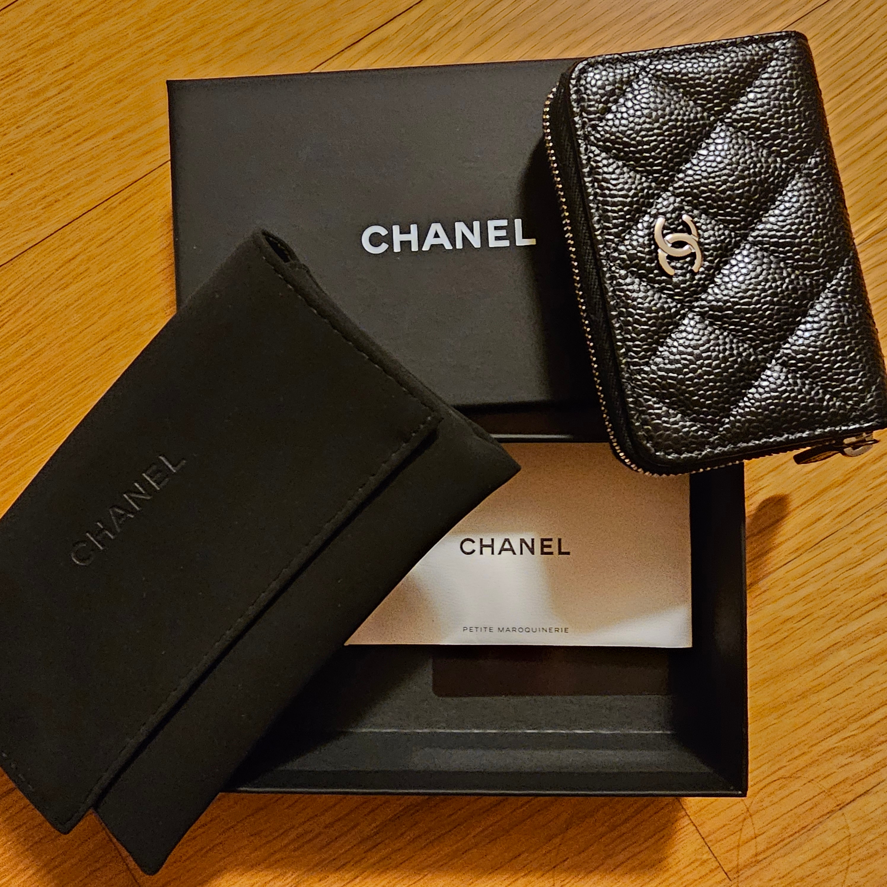 Chanel Classic Zipped Coin Purse Grained Calfskin & Silver Black 착용 스타일 - 2