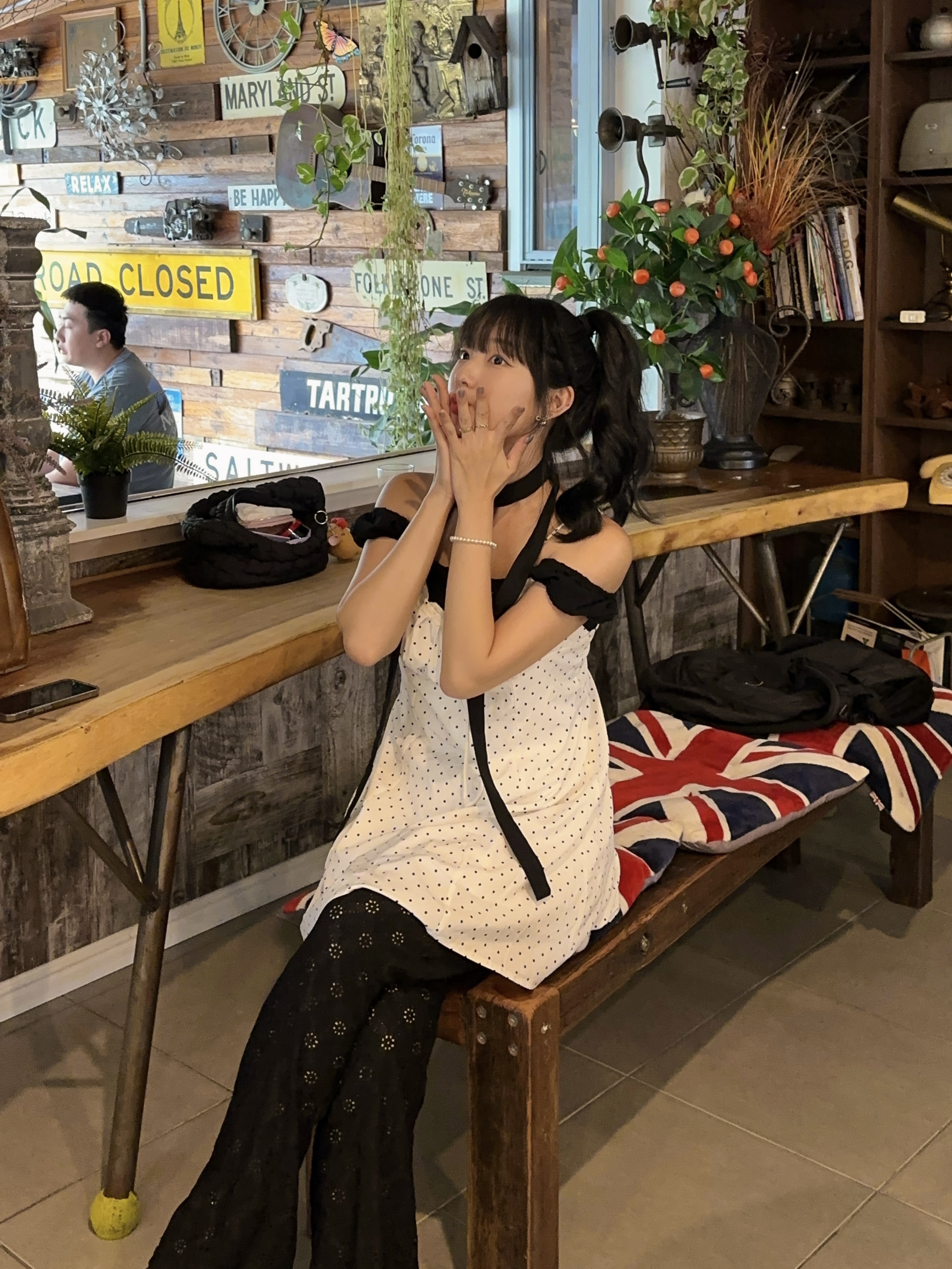COS Quilted Mini Bag Black 착용 스타일 - 2
