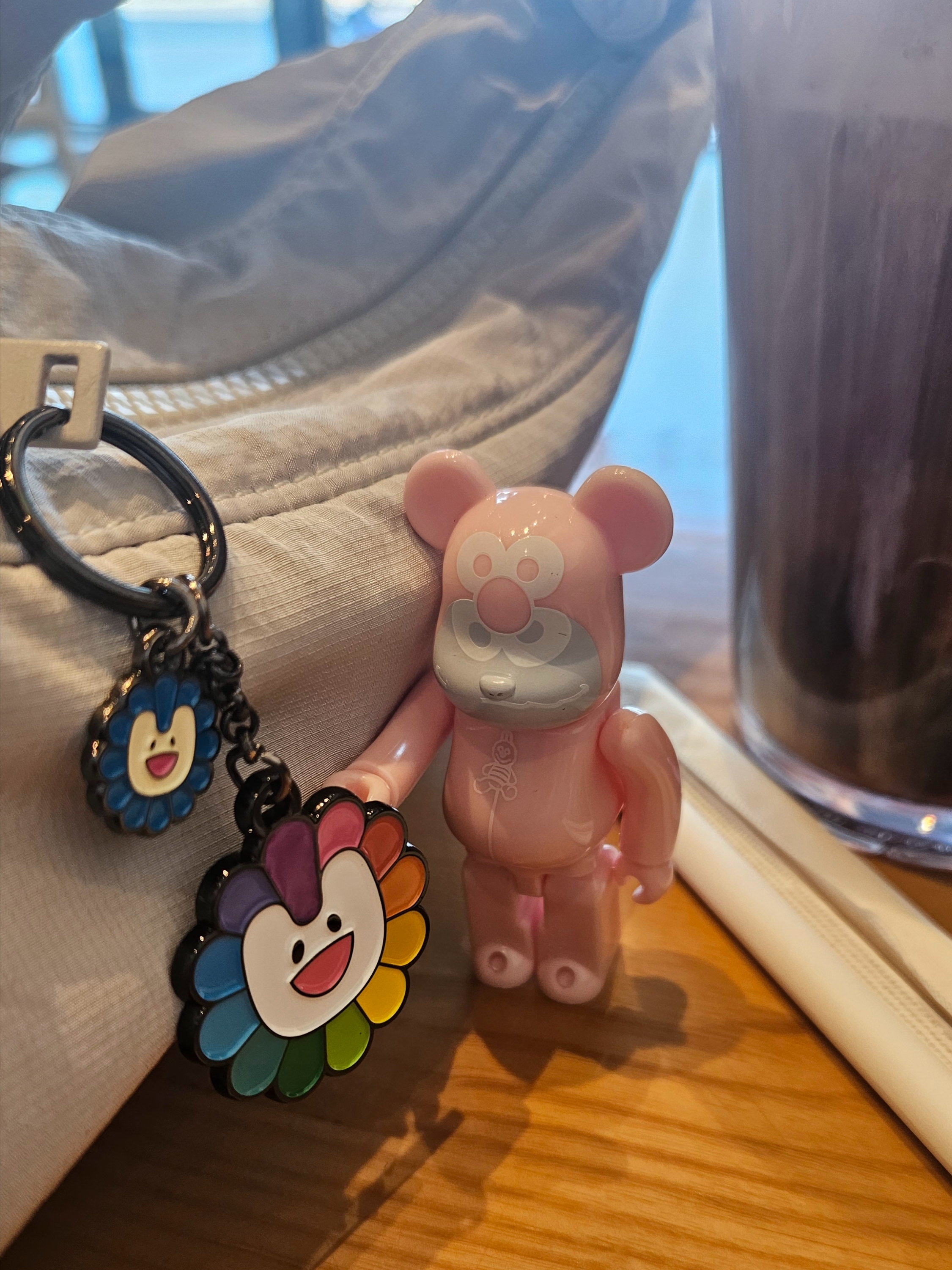 Bearbrick Series 48 Sealed Case 100% (24 Blind Boxes), NewJeans x Murakami Metal Keyring Flower 착용 스타일 - 1
