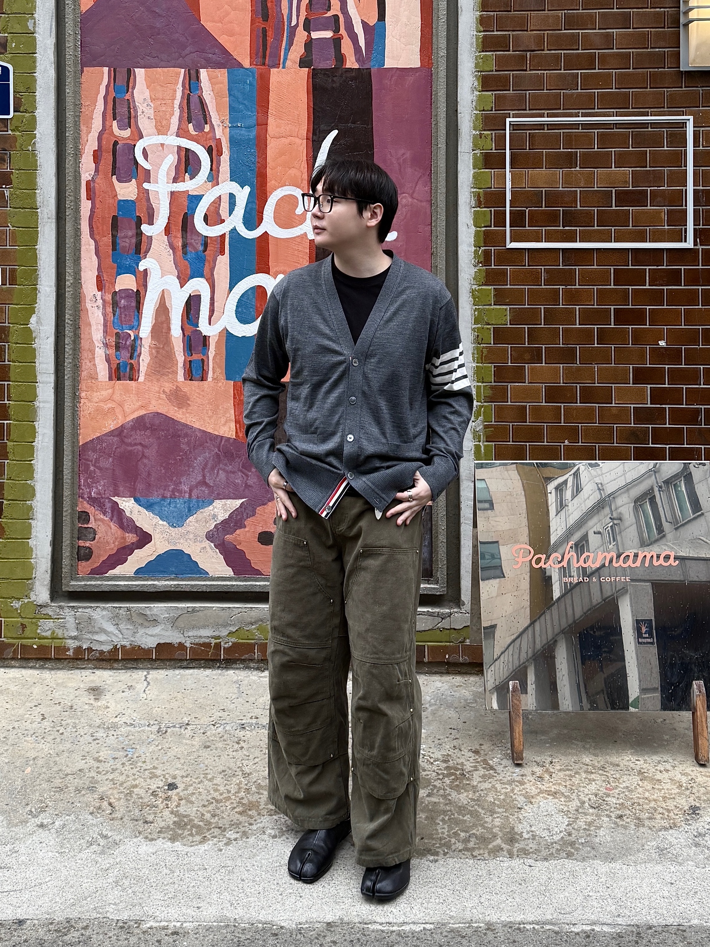 Thom Browne Sustainable Fine Merino Wool 4-Bar Classic Cardigan Dark Grey, Vacant Archive Unisex Nova Carpenter Pants Khaki 착용 스타일 - 2
