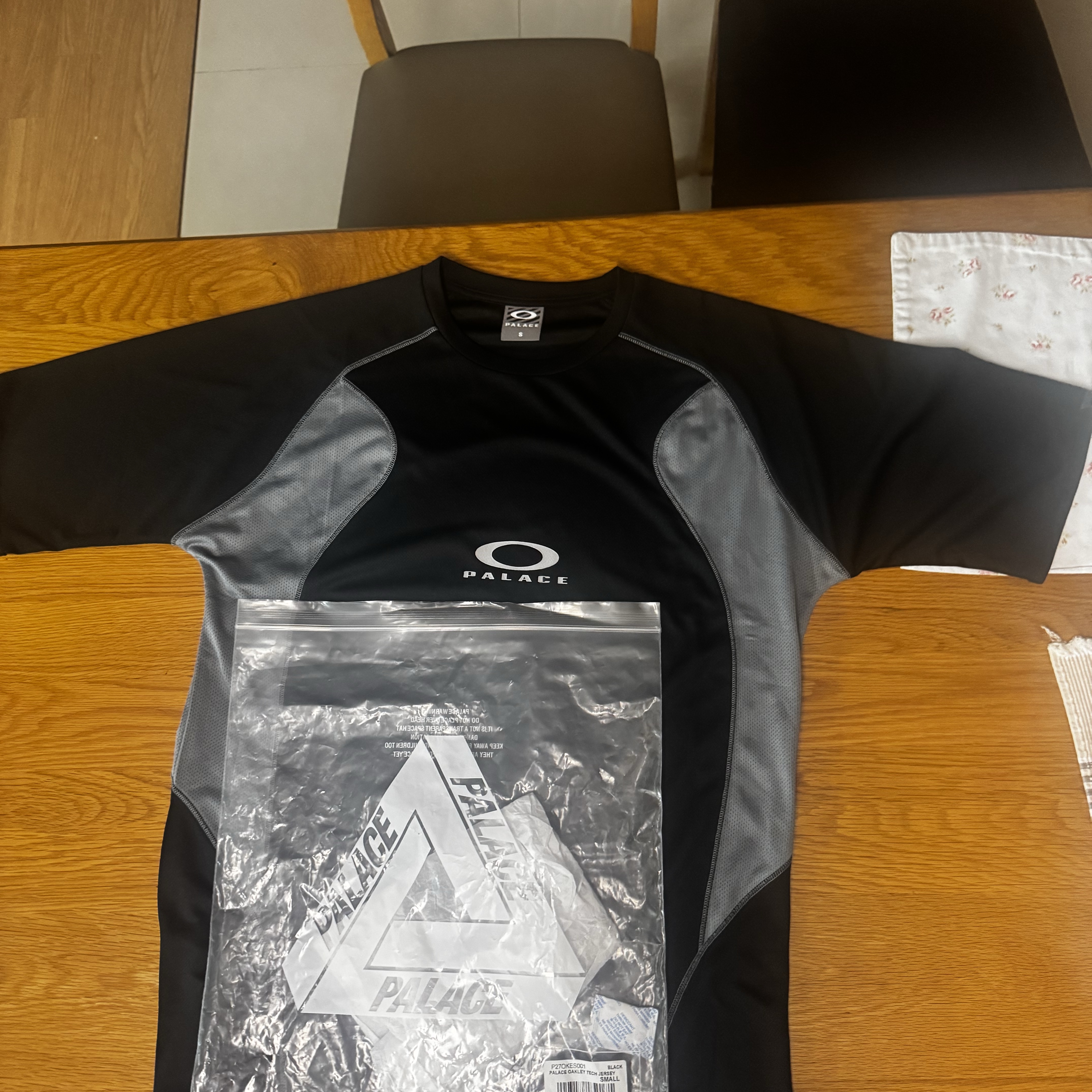 Palace x Oakley Tech Jersey Black - 24FW 착용 스타일