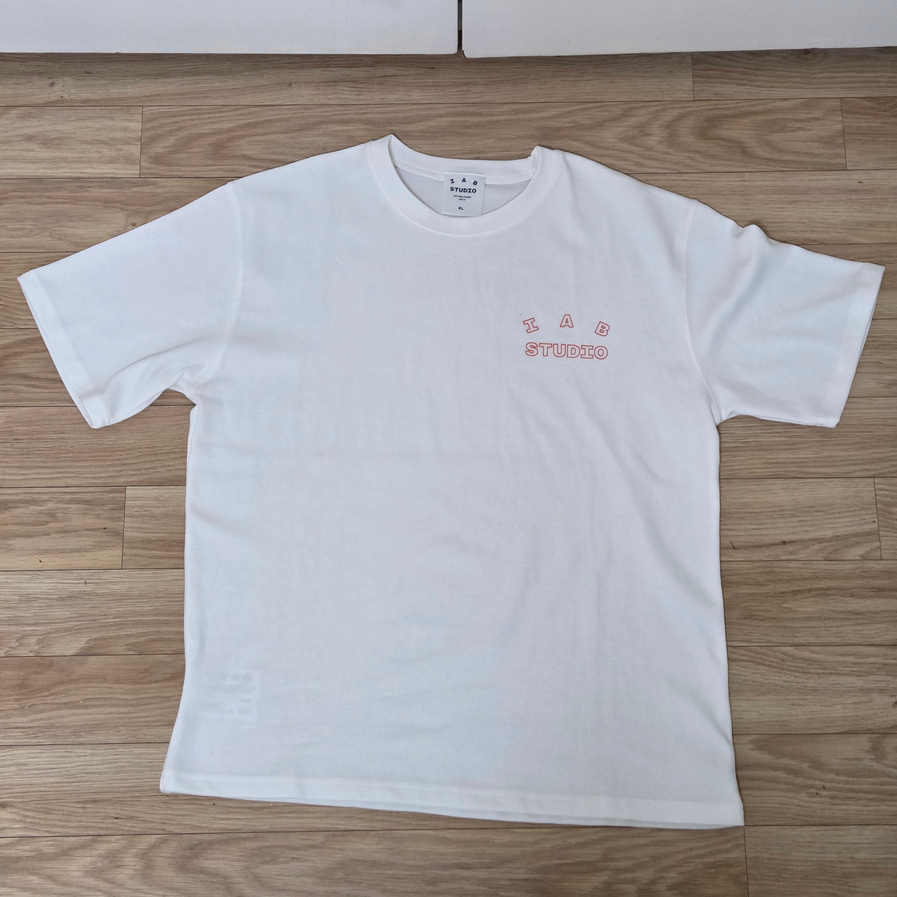 IAB Studio Line Logo T-Shirt White Orange 착용 스타일
