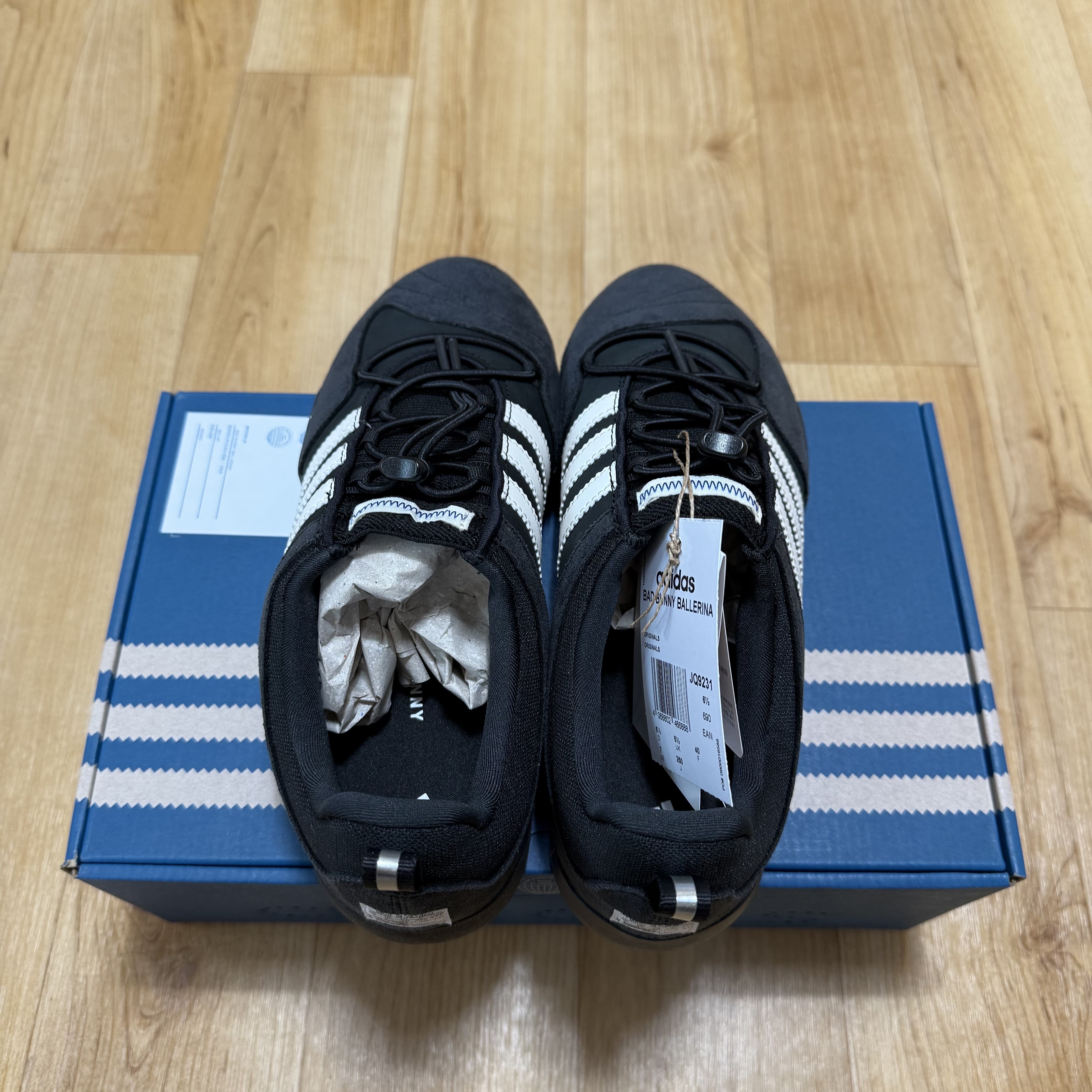 Adidas x Bad Bunny Ballerina Core Black Chalk White 착용 스타일 - 3