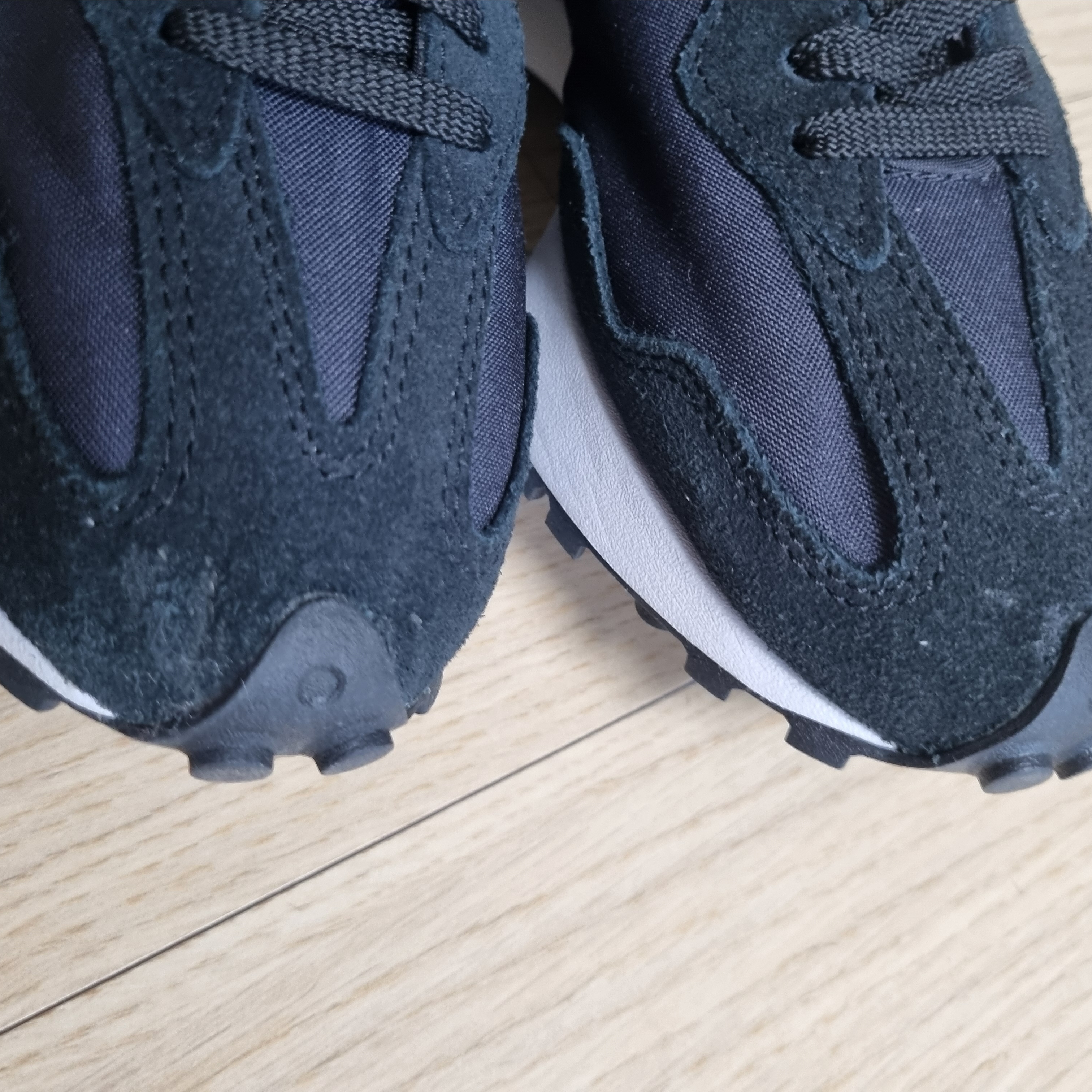 New Balance 327 Black 착용 스타일 - 3