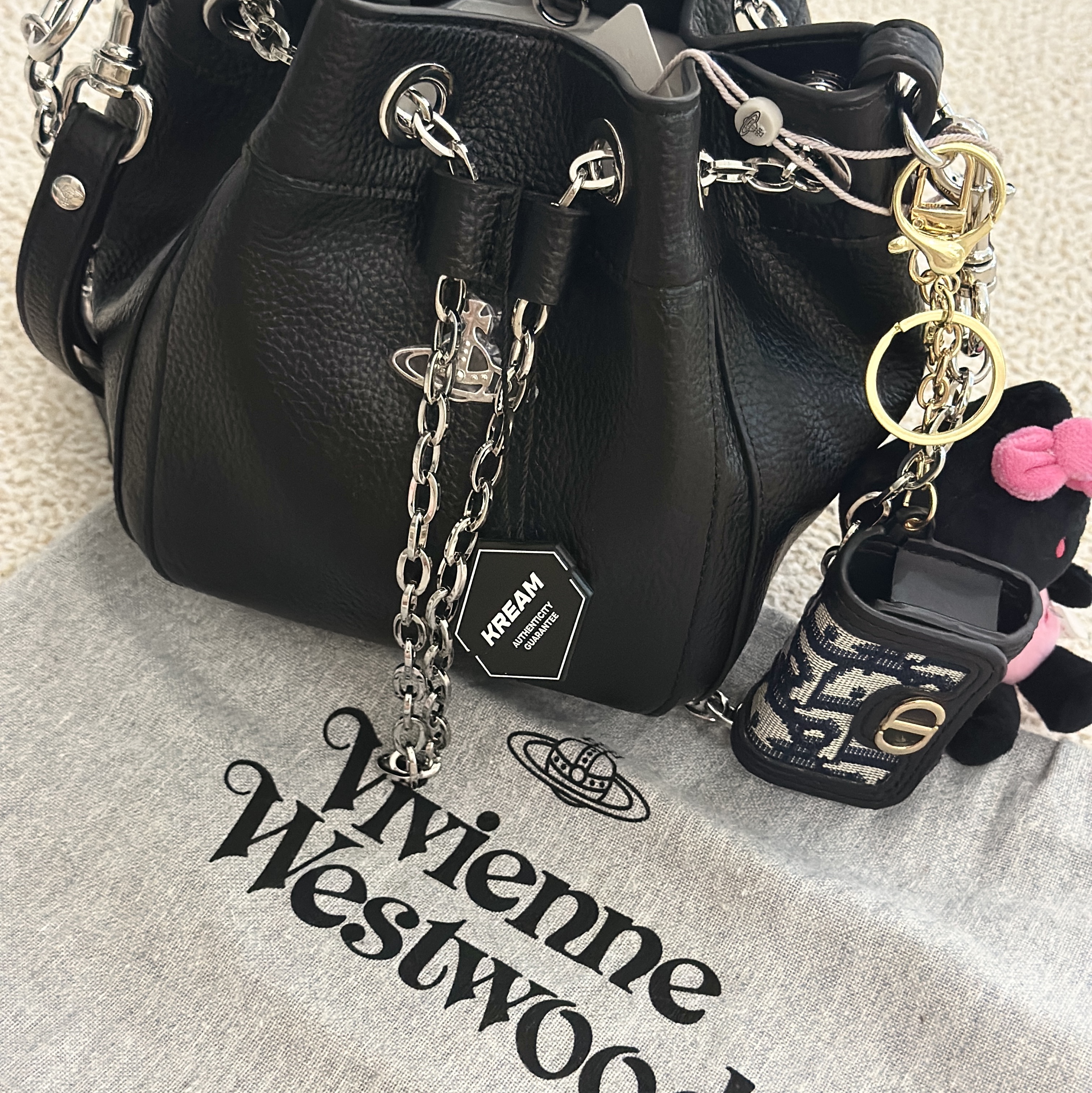 Vivienne Westwood Chrissy Small Bucket Bag Black 착용 스타일