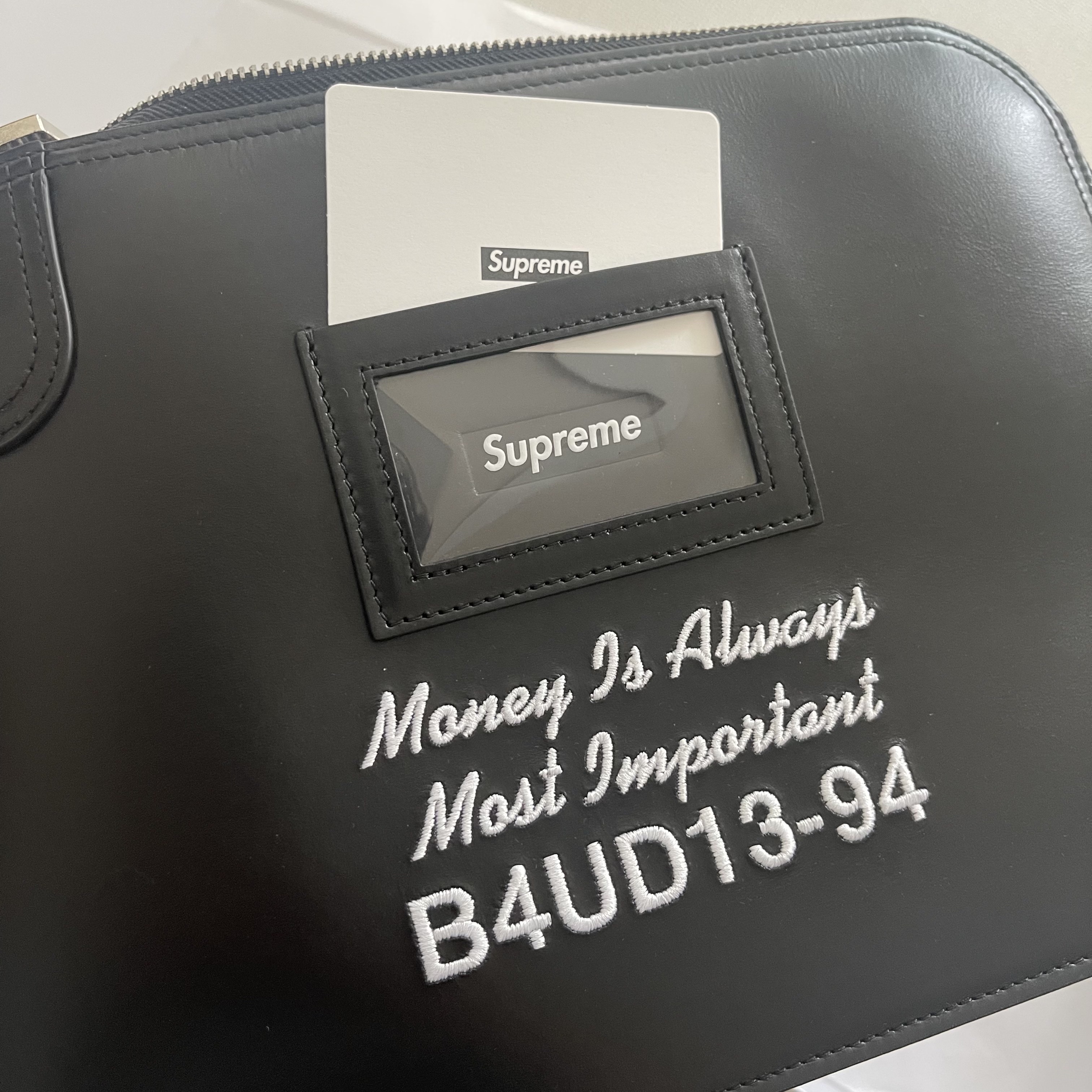 Supreme Leather Money Bag Black 착용 스타일 - 7