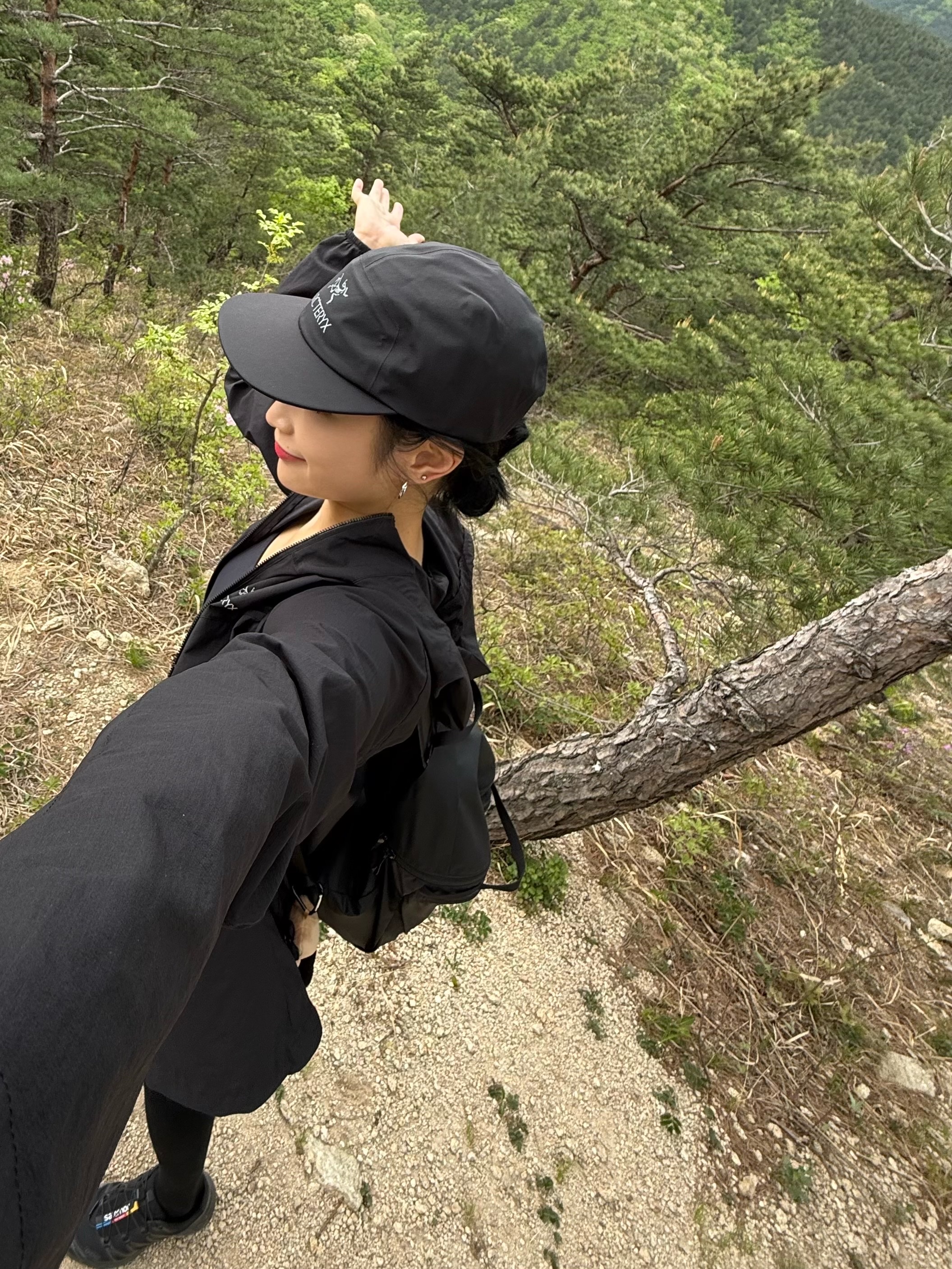 Arc'teryx Gore 5 Panel Cap Black, Arc'teryx Heliad 15 Backpack Black 착용 스타일 - 3