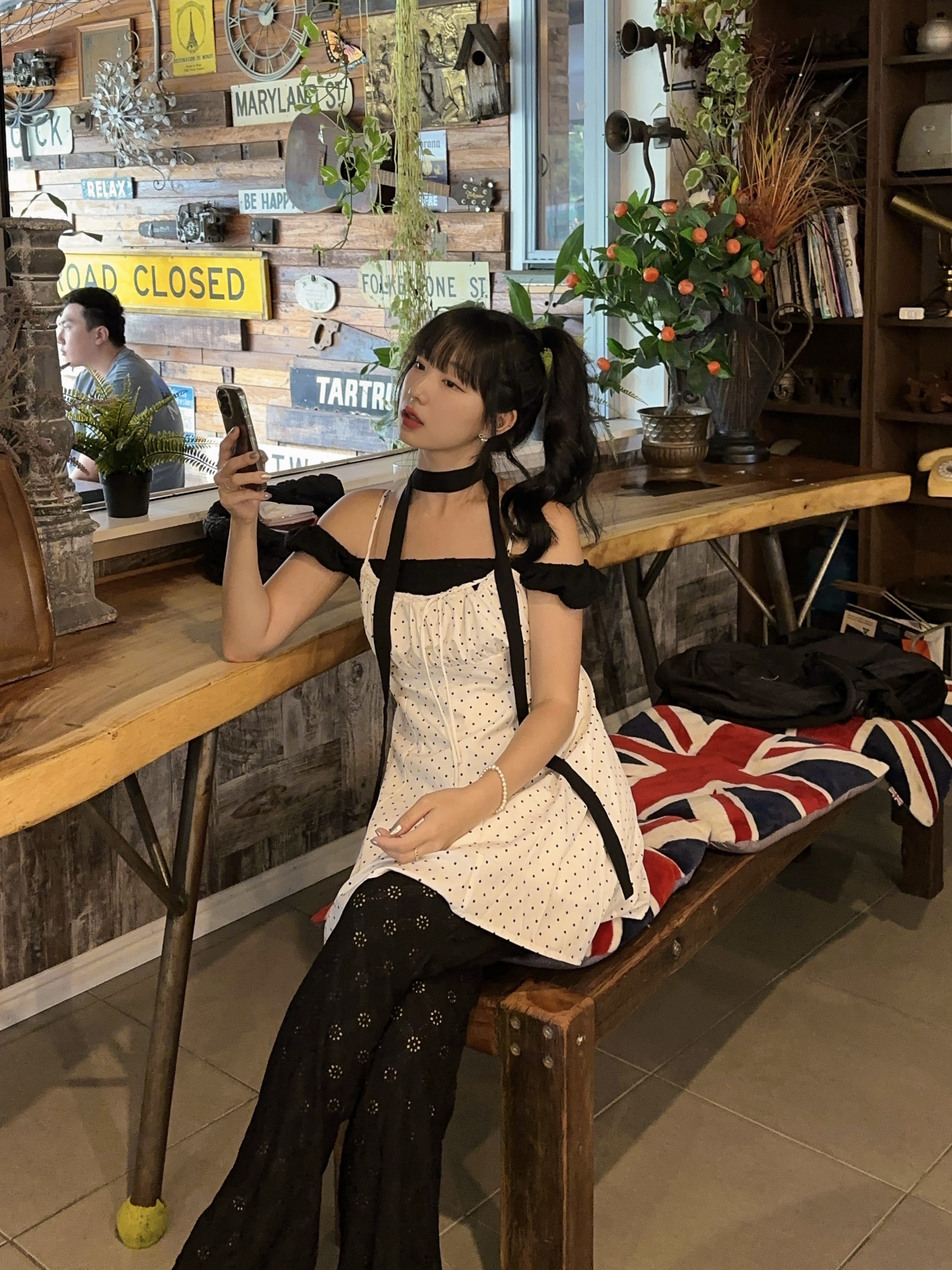 COS Quilted Mini Bag Black 착용 스타일 - 1