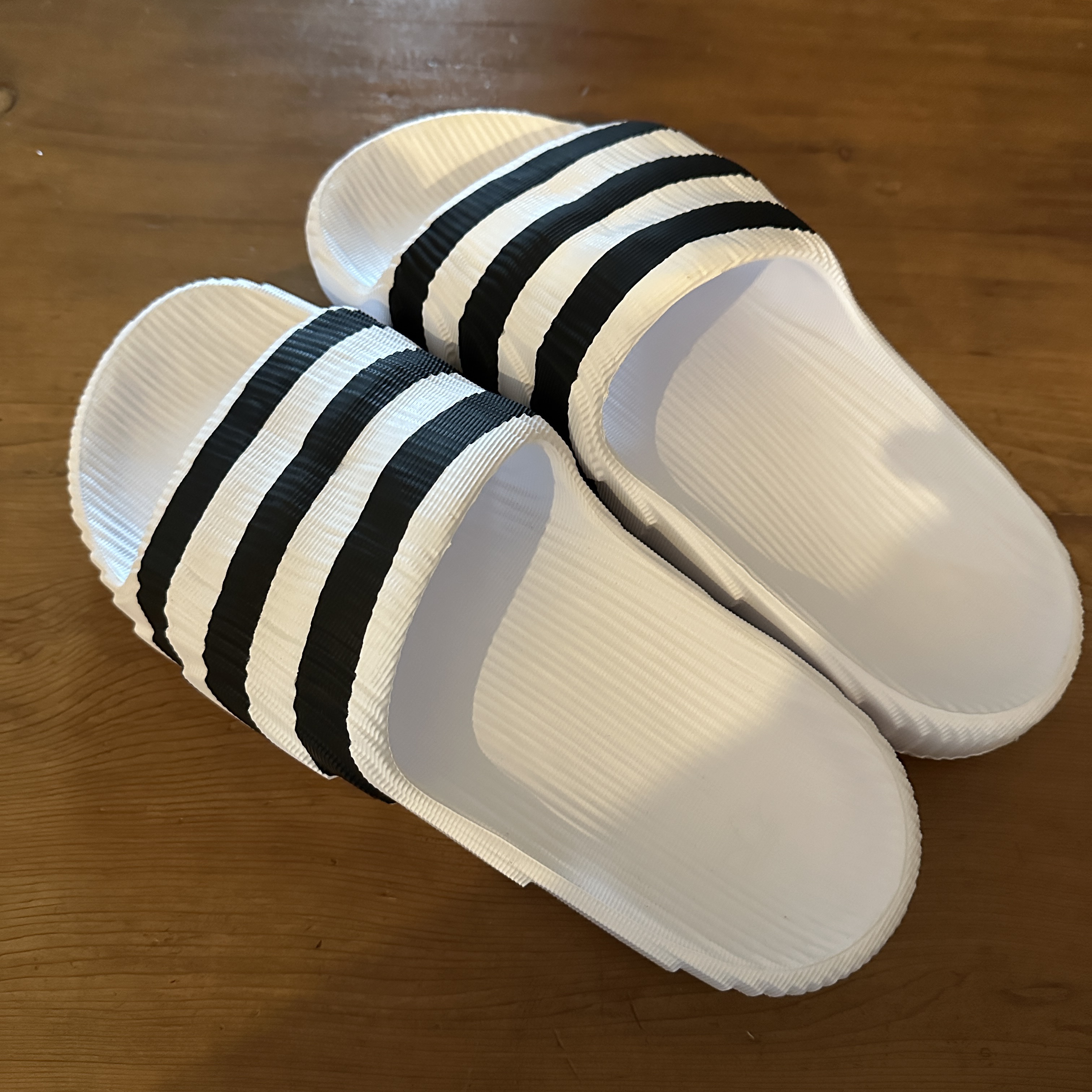 Adidas Adilette 22 Cloud White Core Black 착용 스타일