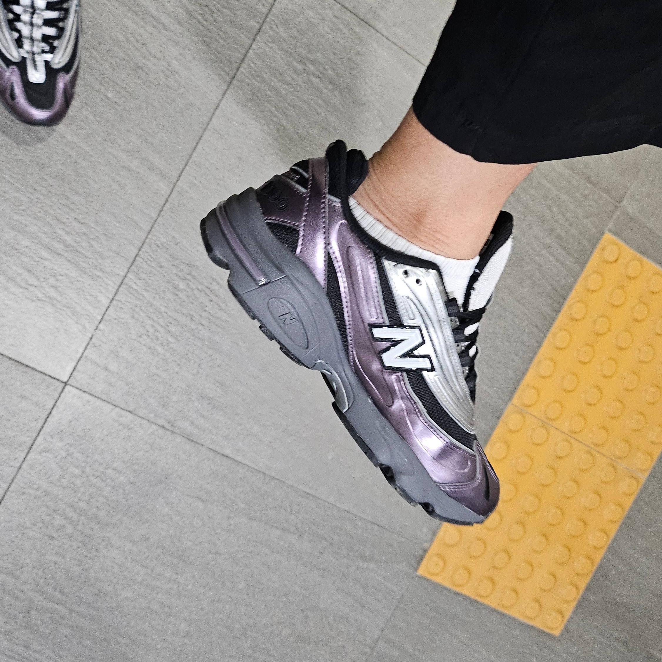 New Balance x Eladio Carrion 1000 Metallic Silver Dark Ice Wine 착용 스타일 - 4