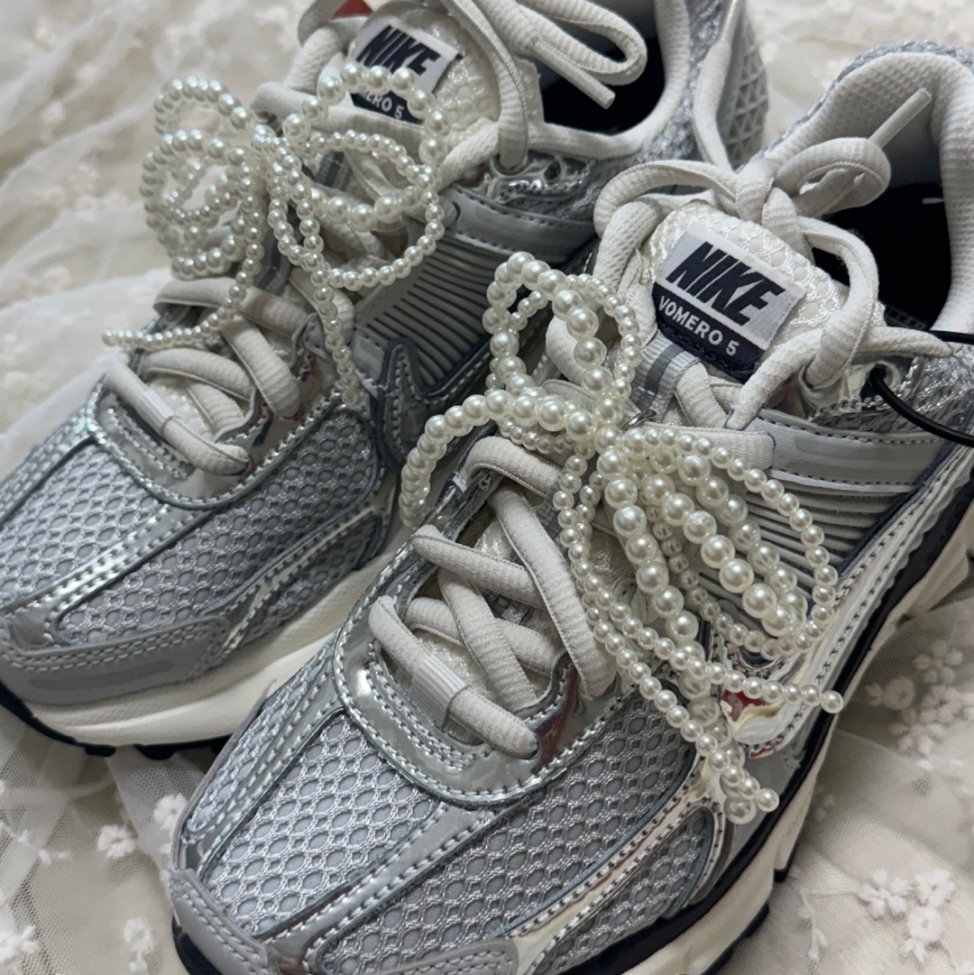 (W) Nike Zoom Vomero 5 Photon Dust and Metallic Silver 착용 스타일 - 1