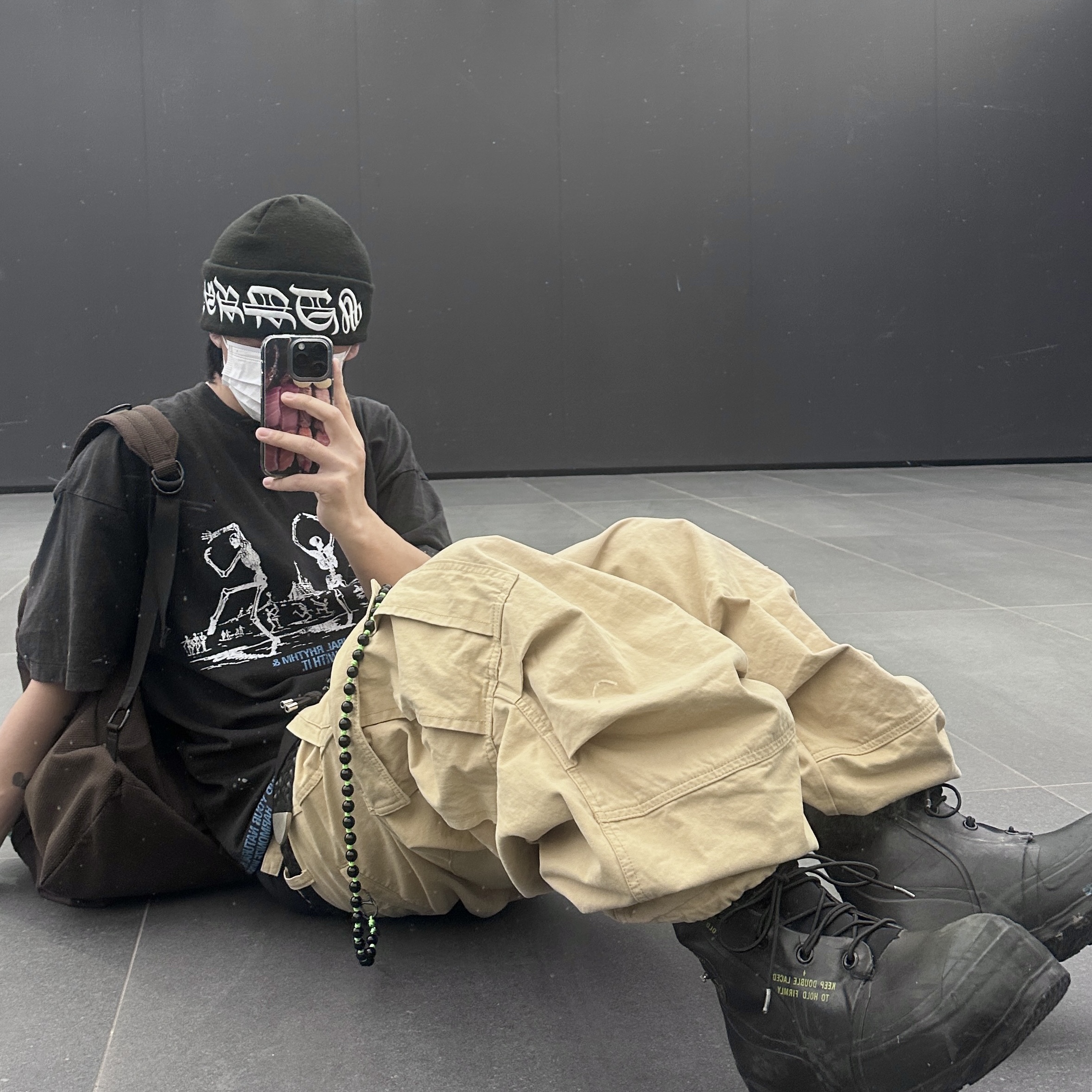 Supreme New Era Blackletter Beanie Black - 25SS, NOD Stone Washed Cargo Pants Beige 착용 스타일 - 1