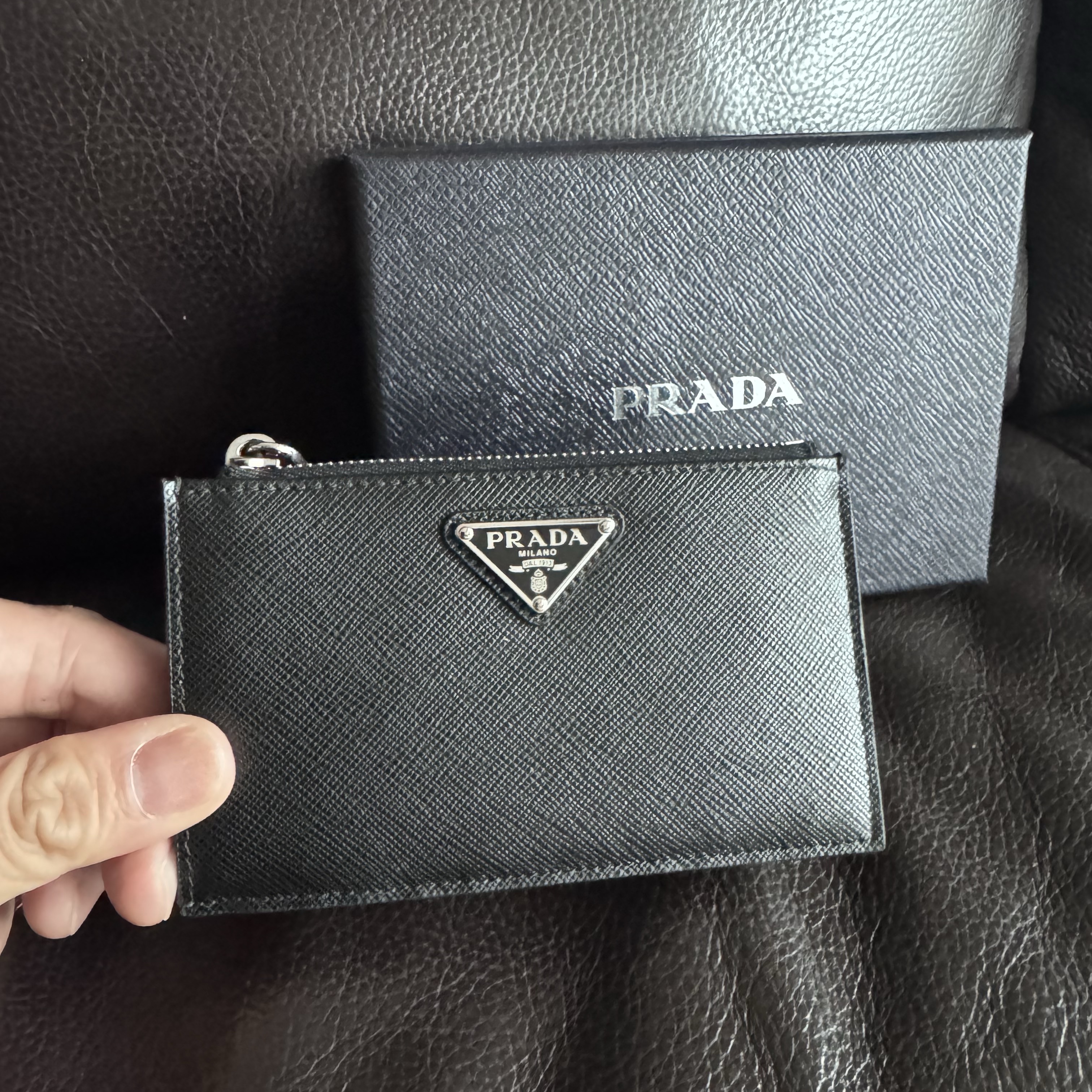 Prada Saffiano Triangle Logo Card Holder Black 착용 스타일
