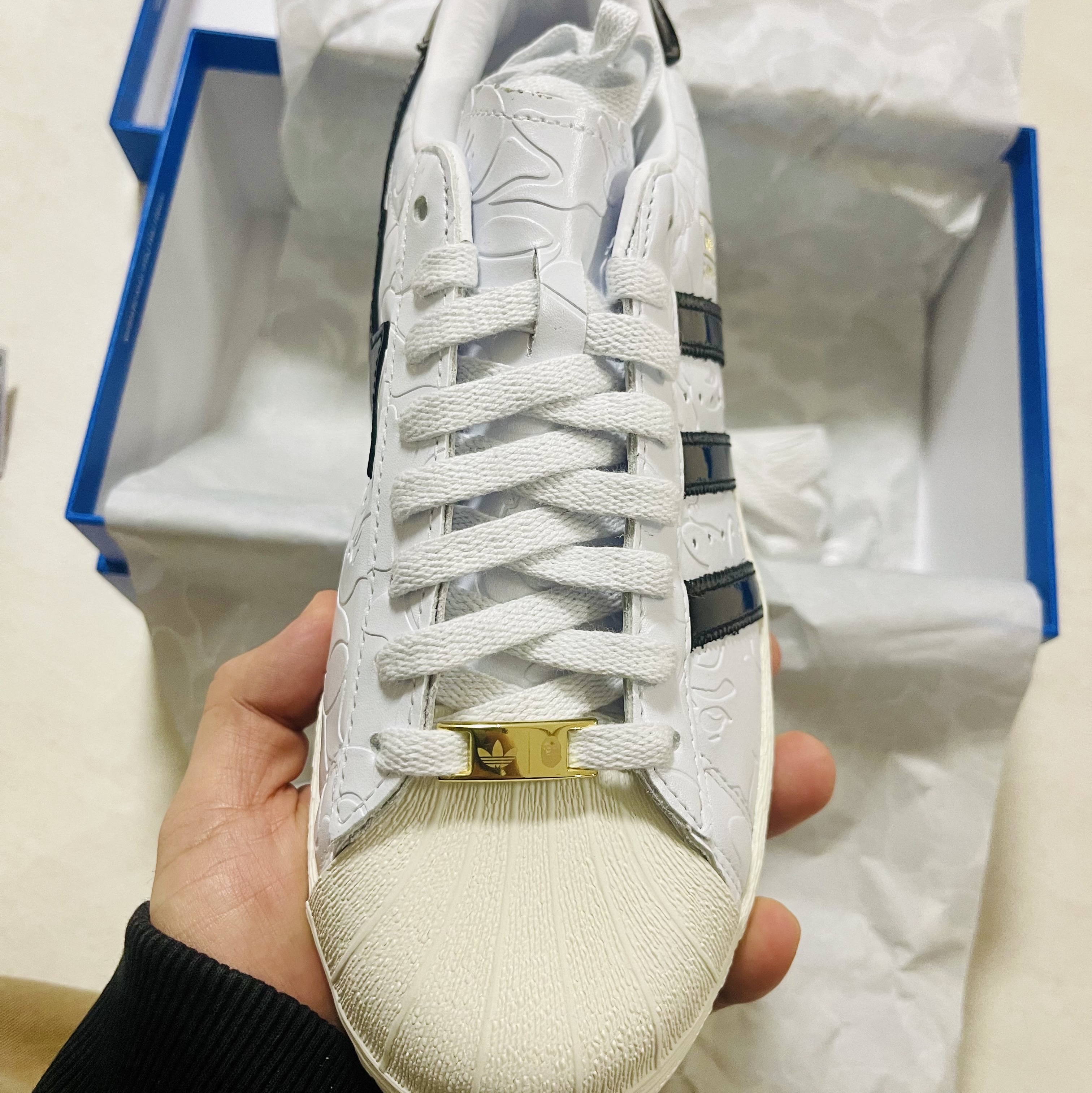 Adidas x BAPE Superstar Vintage Cloud White Core Black 착용 스타일 - 1