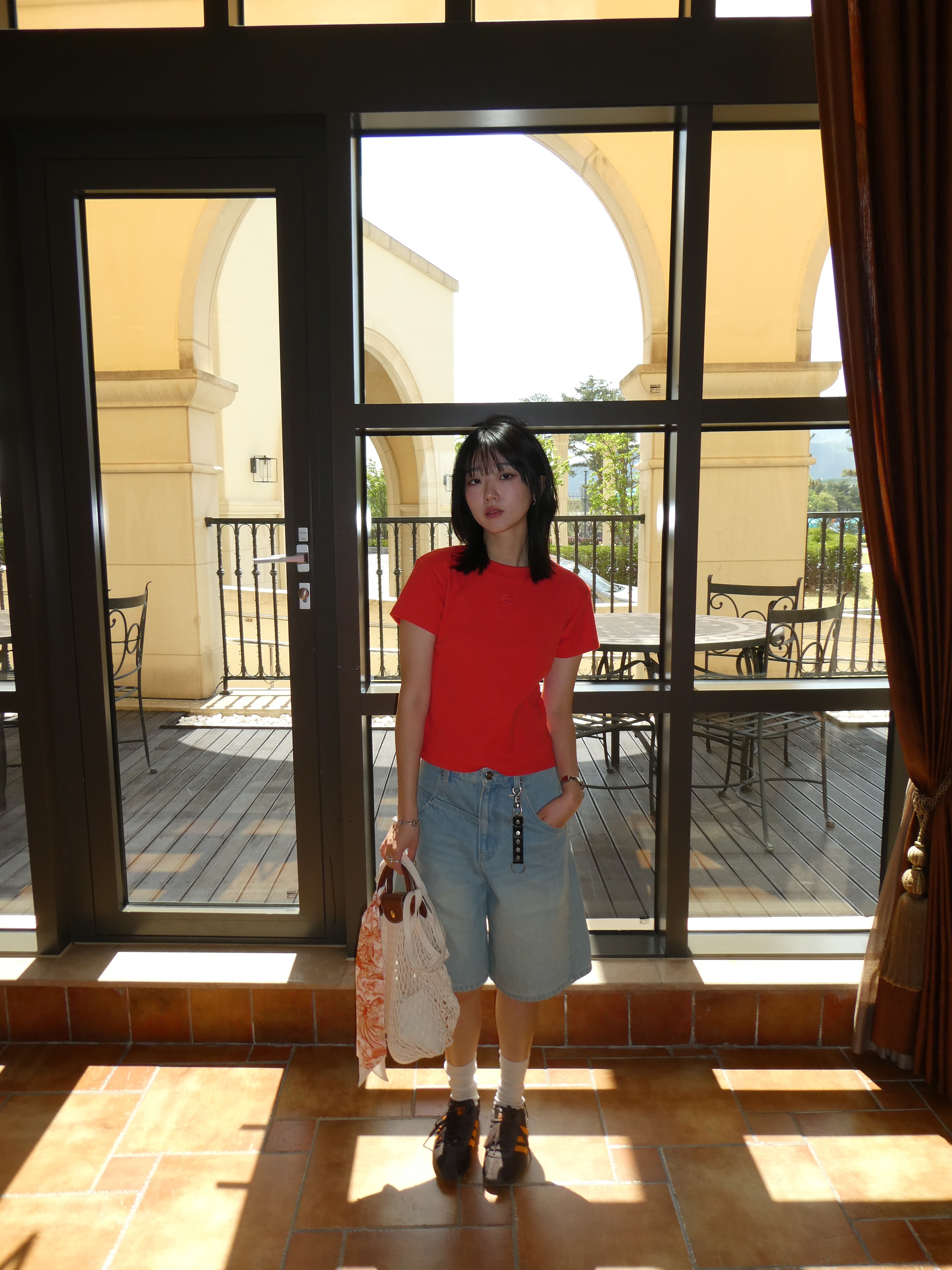 (W) Adidas Tokyo Dark Brown Orange, Longchamp Le Pliage Filet Top Handle Bag Ecru 착용 스타일 - 3
