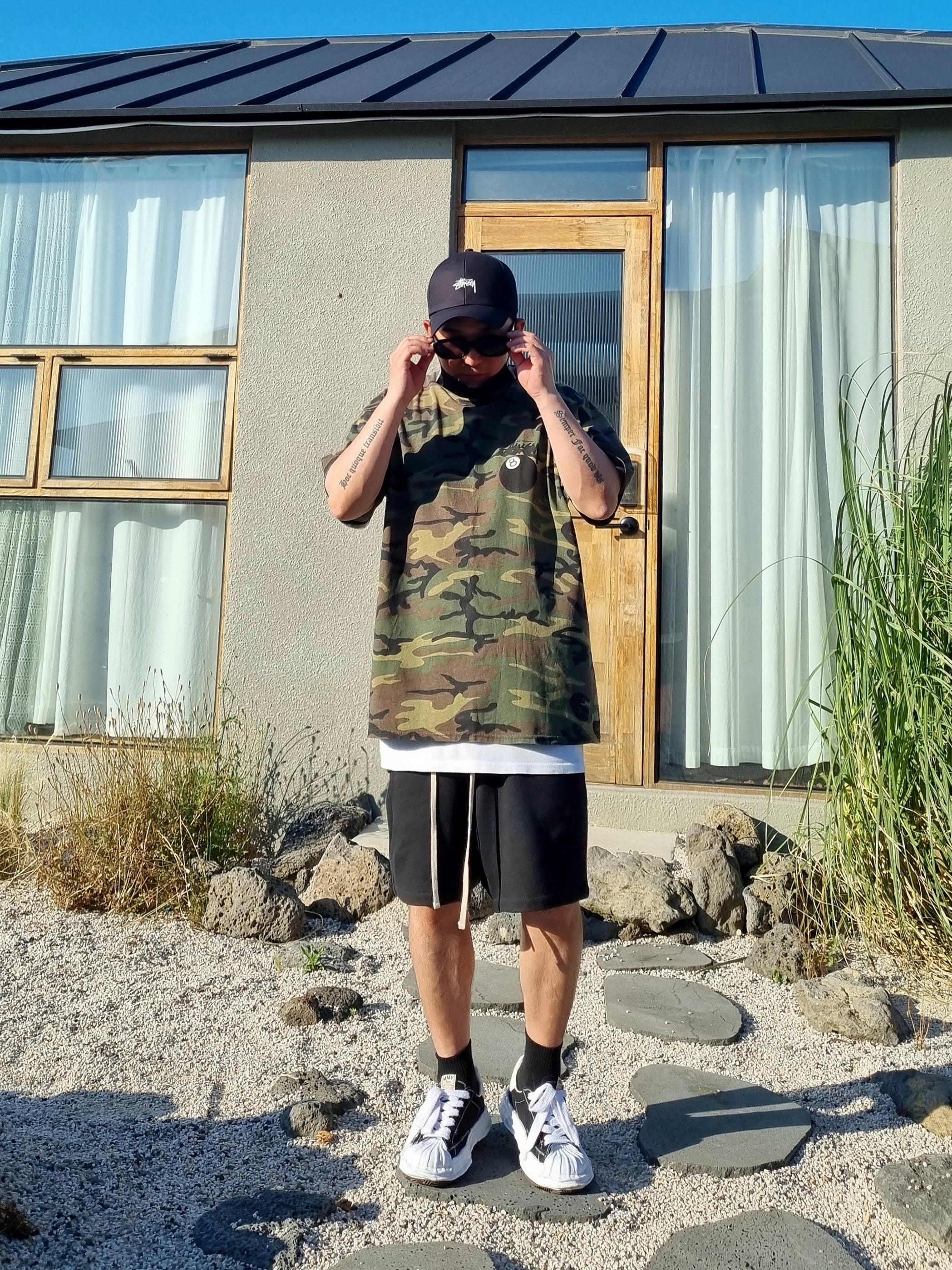 Stussy 8 Ball T-Shirt Camo, Maison Mihara Yasuhiro Blakey OG Sole Canvas Low-top Sneakers Black White 착용 스타일