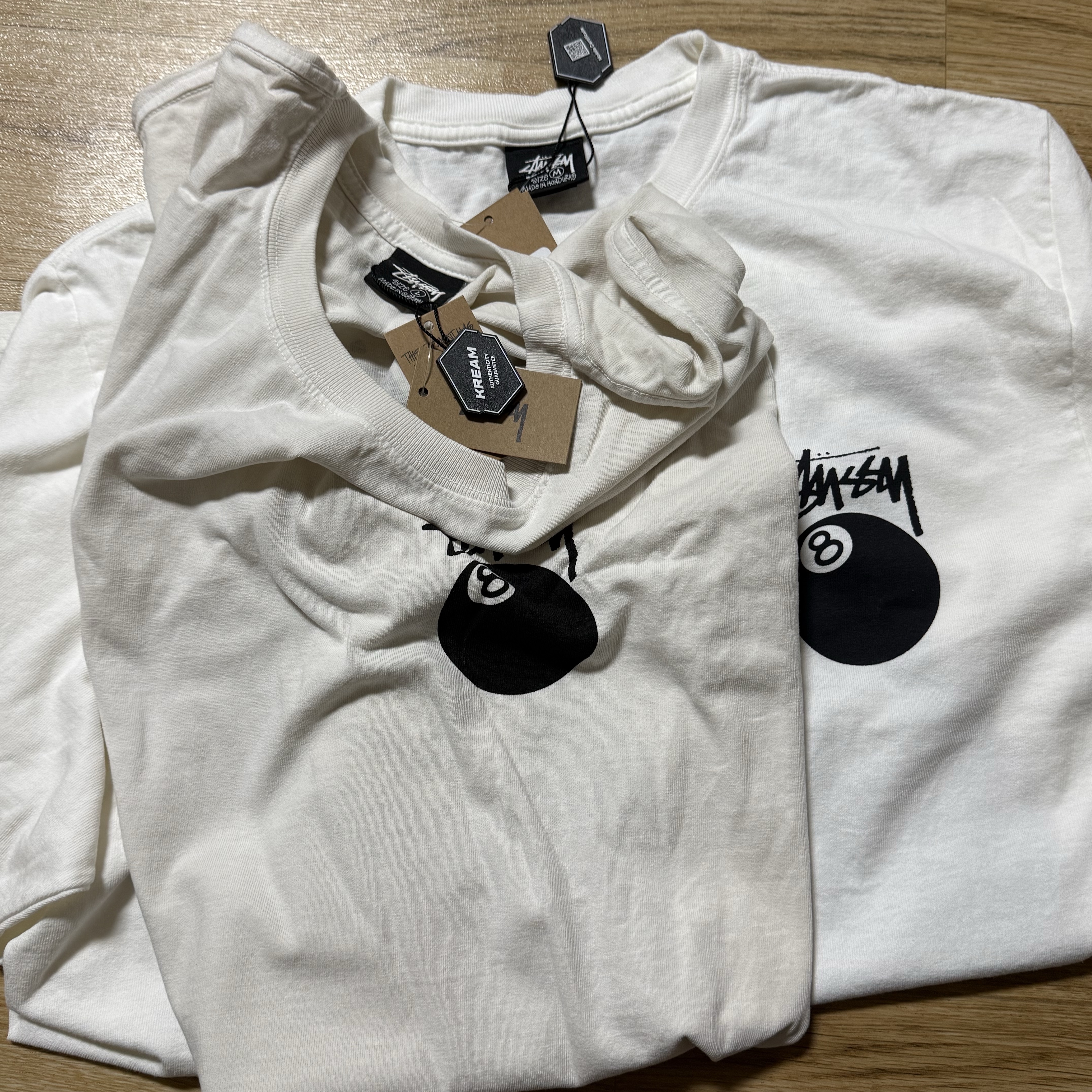 Stussy 8 Ball Pigment Dyed T-Shirt Natural 착용 스타일 - 3