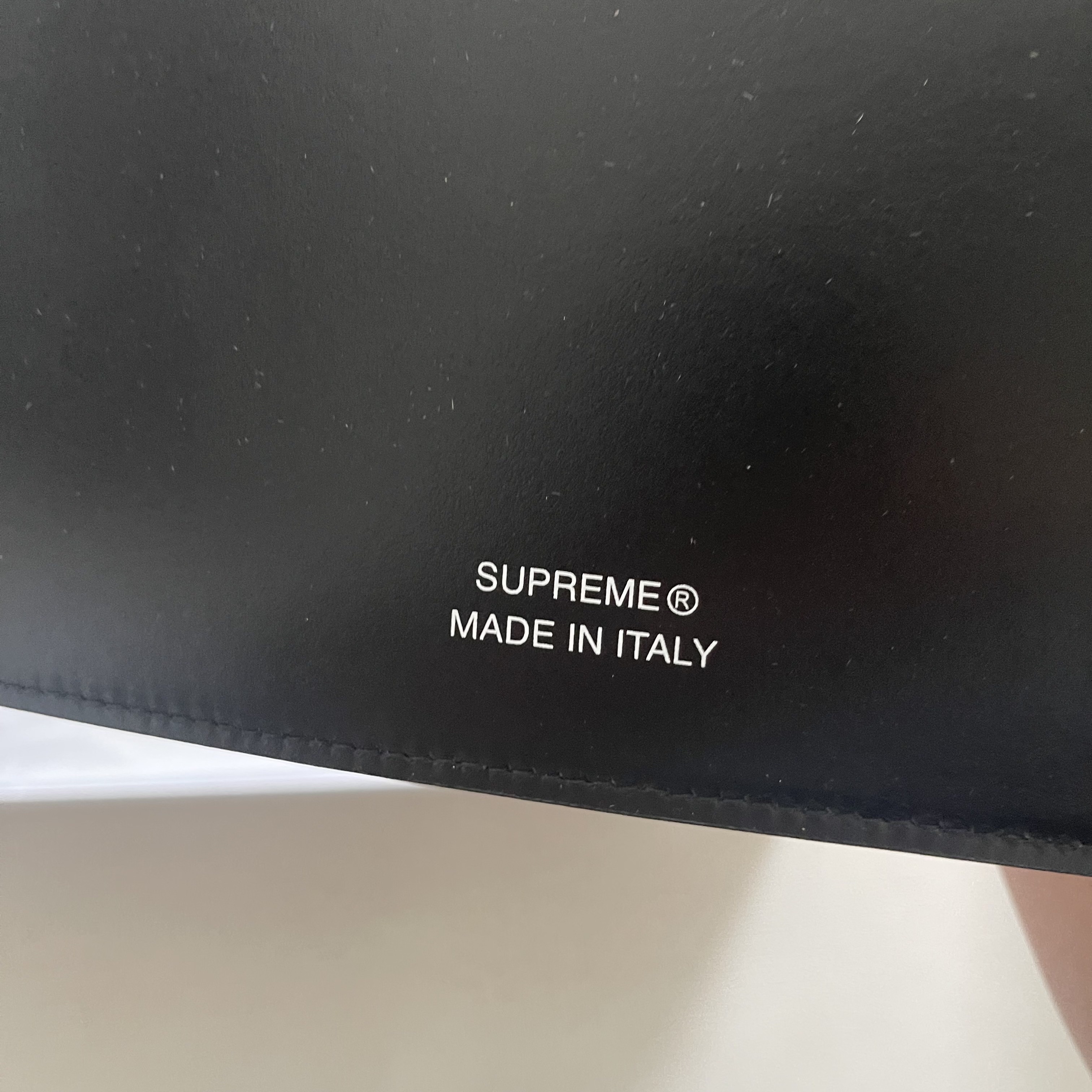 Supreme Leather Money Bag Black 착용 스타일 - 6
