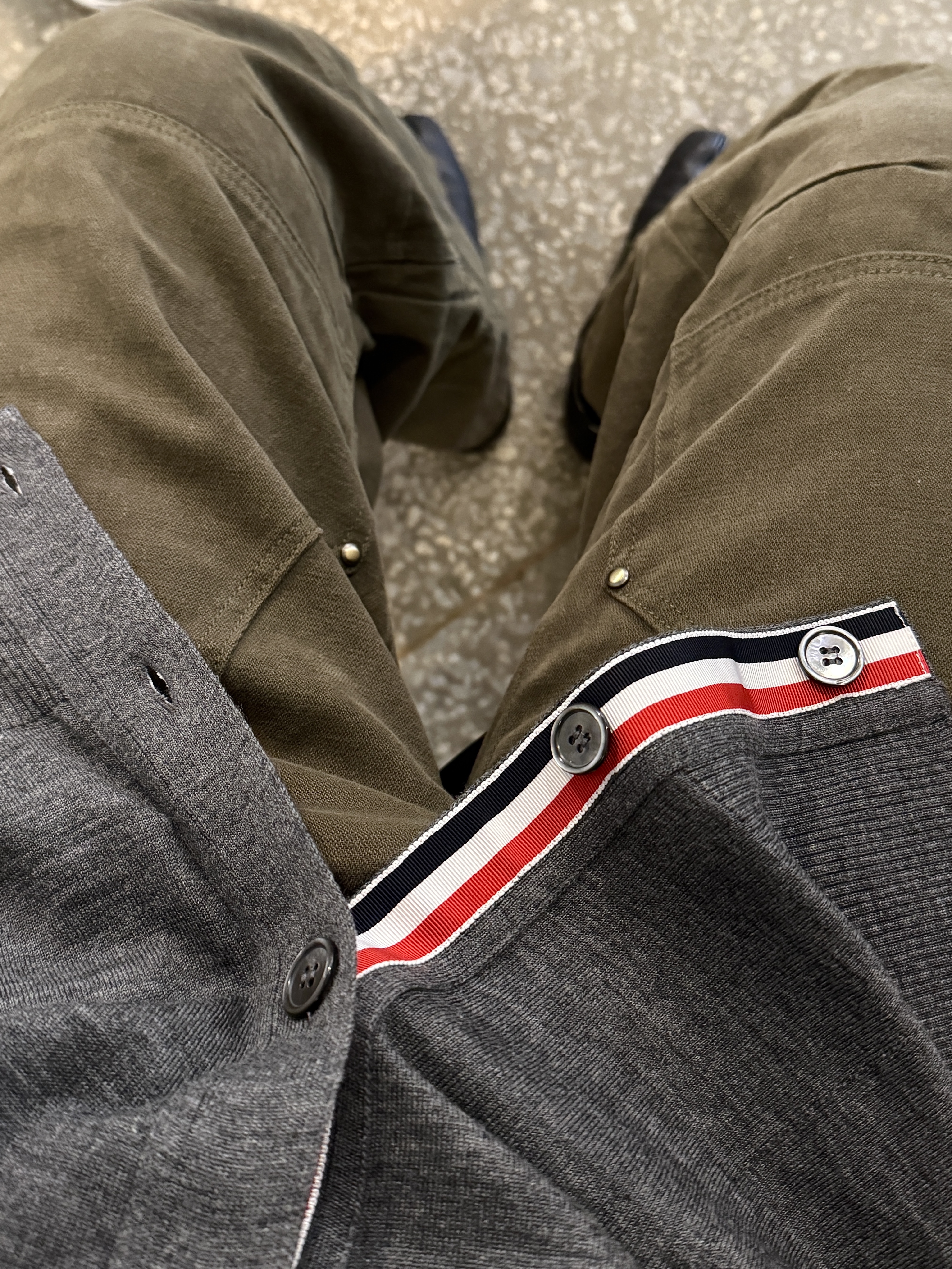 Thom Browne Sustainable Fine Merino Wool 4-Bar Classic Cardigan Dark Grey, Vacant Archive Unisex Nova Carpenter Pants Khaki 착용 스타일 - 3