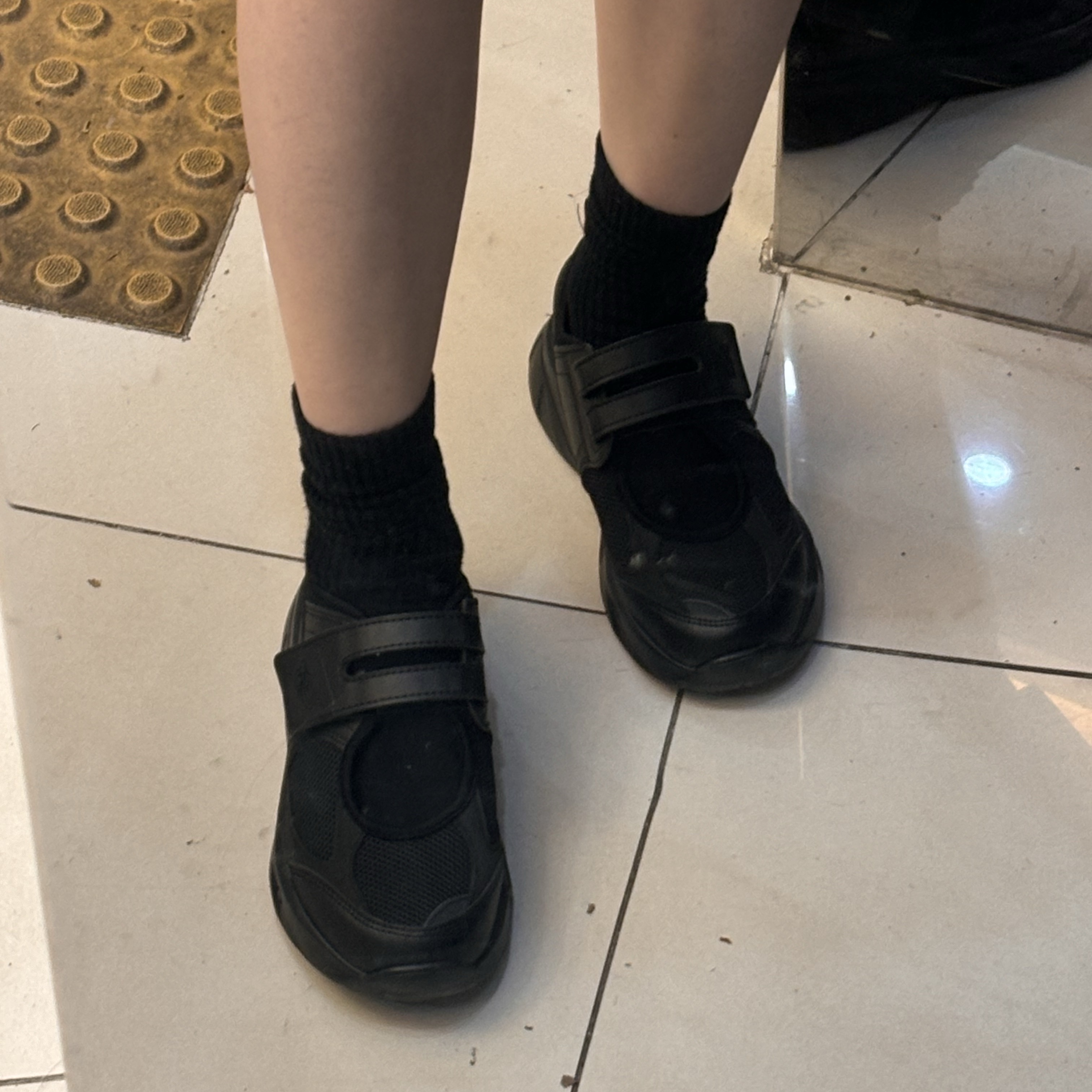 (W) New Balance Breeze SD2202 Triple Black 착용 스타일