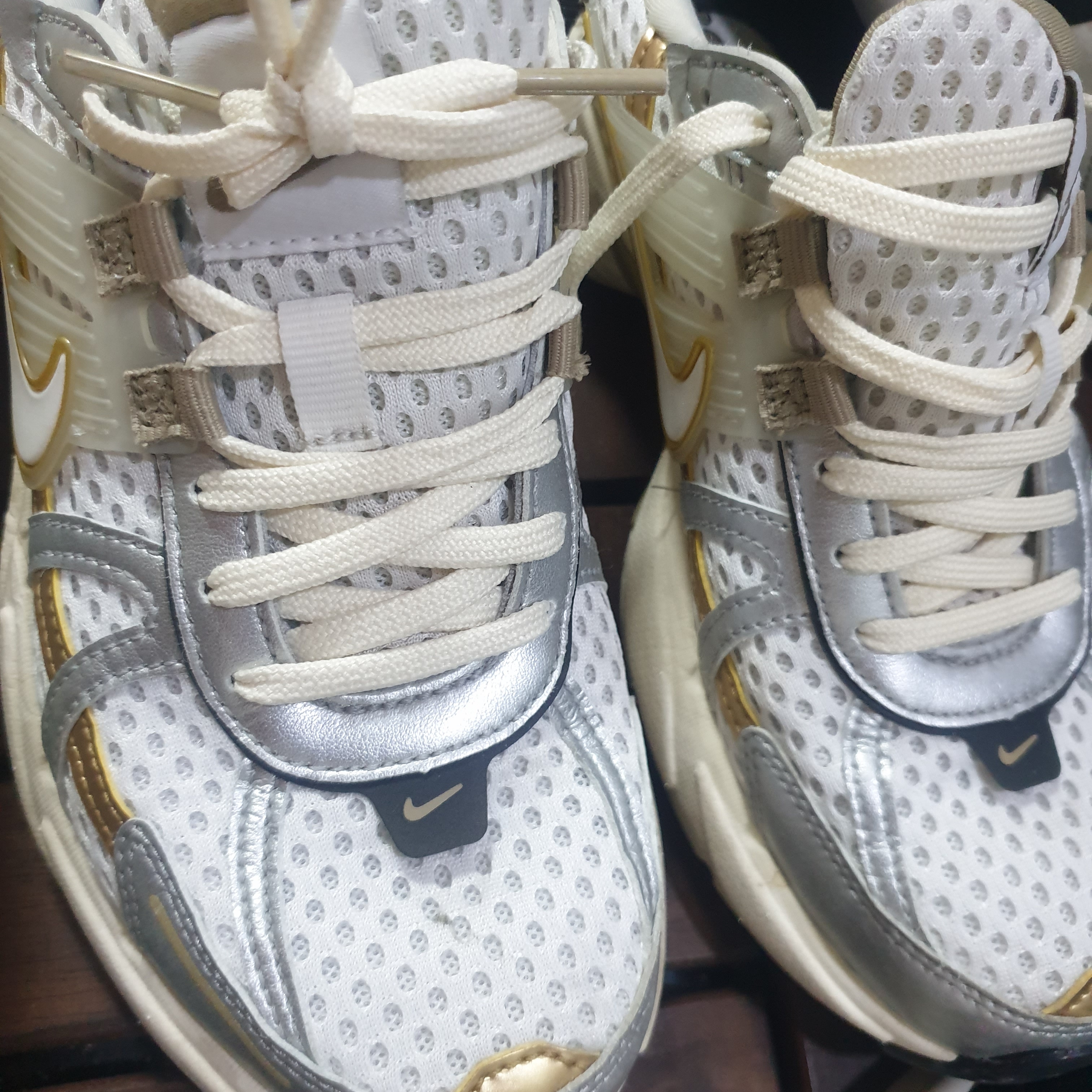 (W) Nike V2K Run White Khaki 착용 스타일
