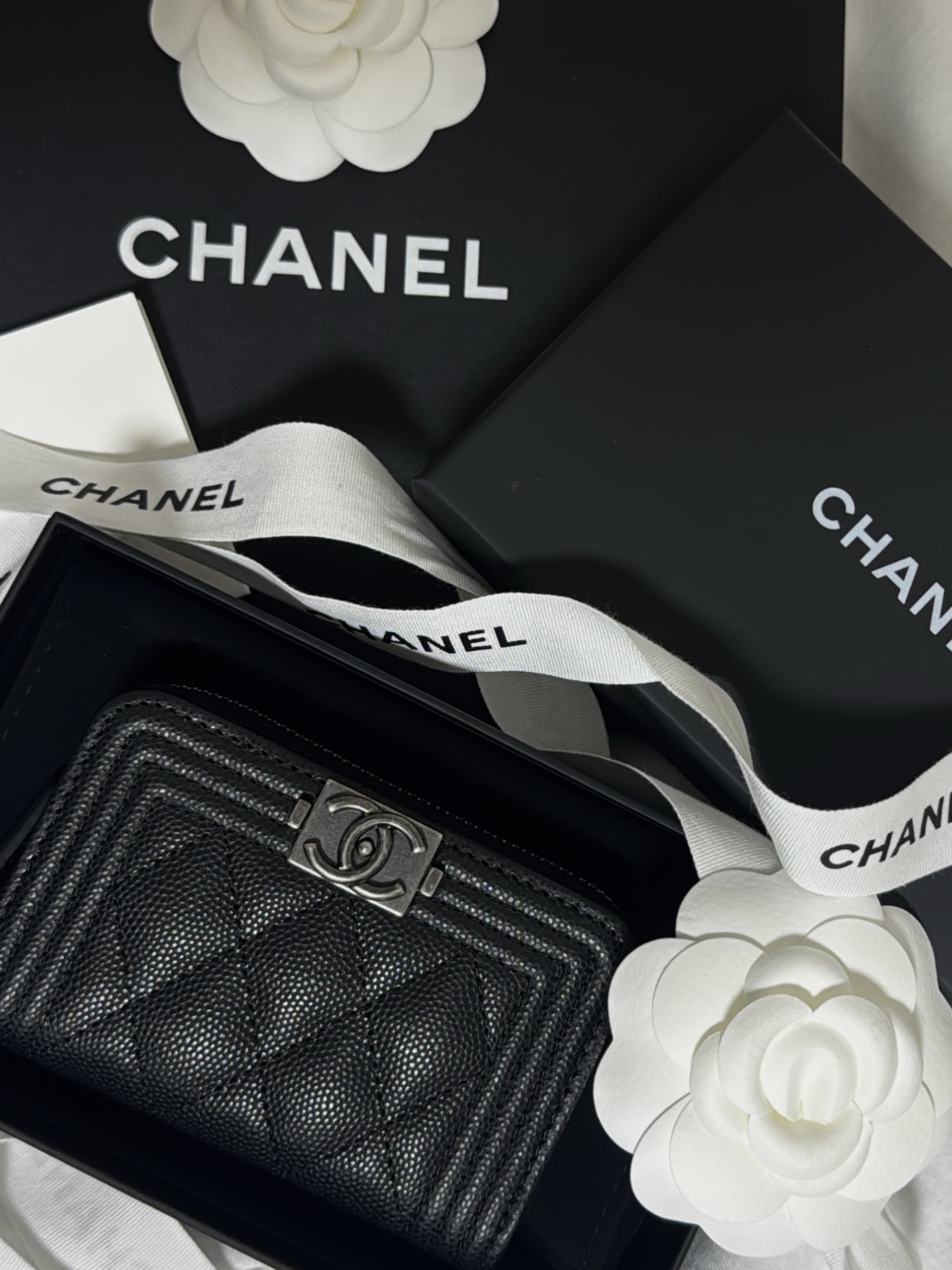 Chanel Boy Chanel Zipped Coin Purse Grained Calfskin & Ruthenium Black 착용 스타일