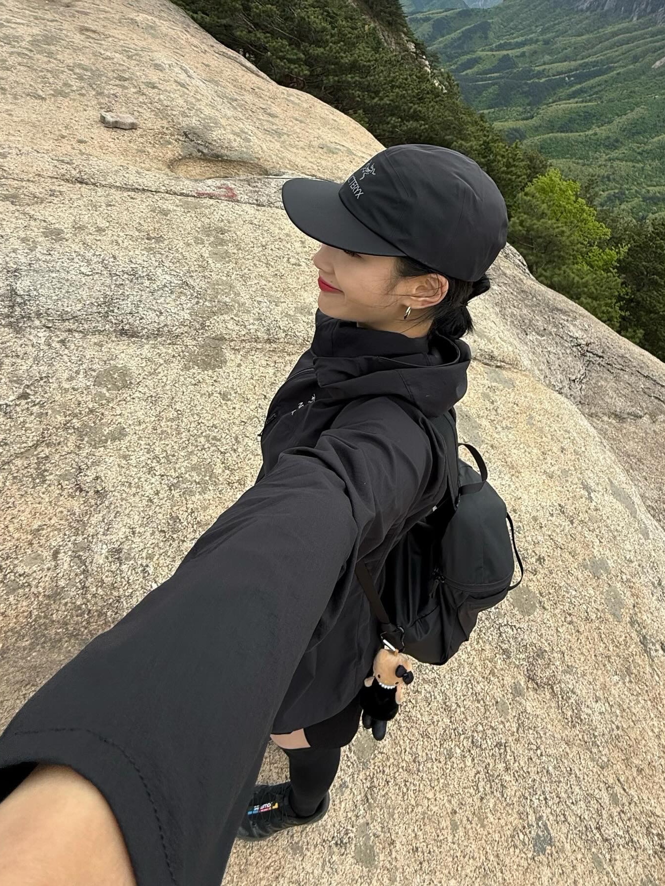 Arc'teryx Gore 5 Panel Cap Black, Arc'teryx Heliad 15 Backpack Black 착용 스타일 - 2