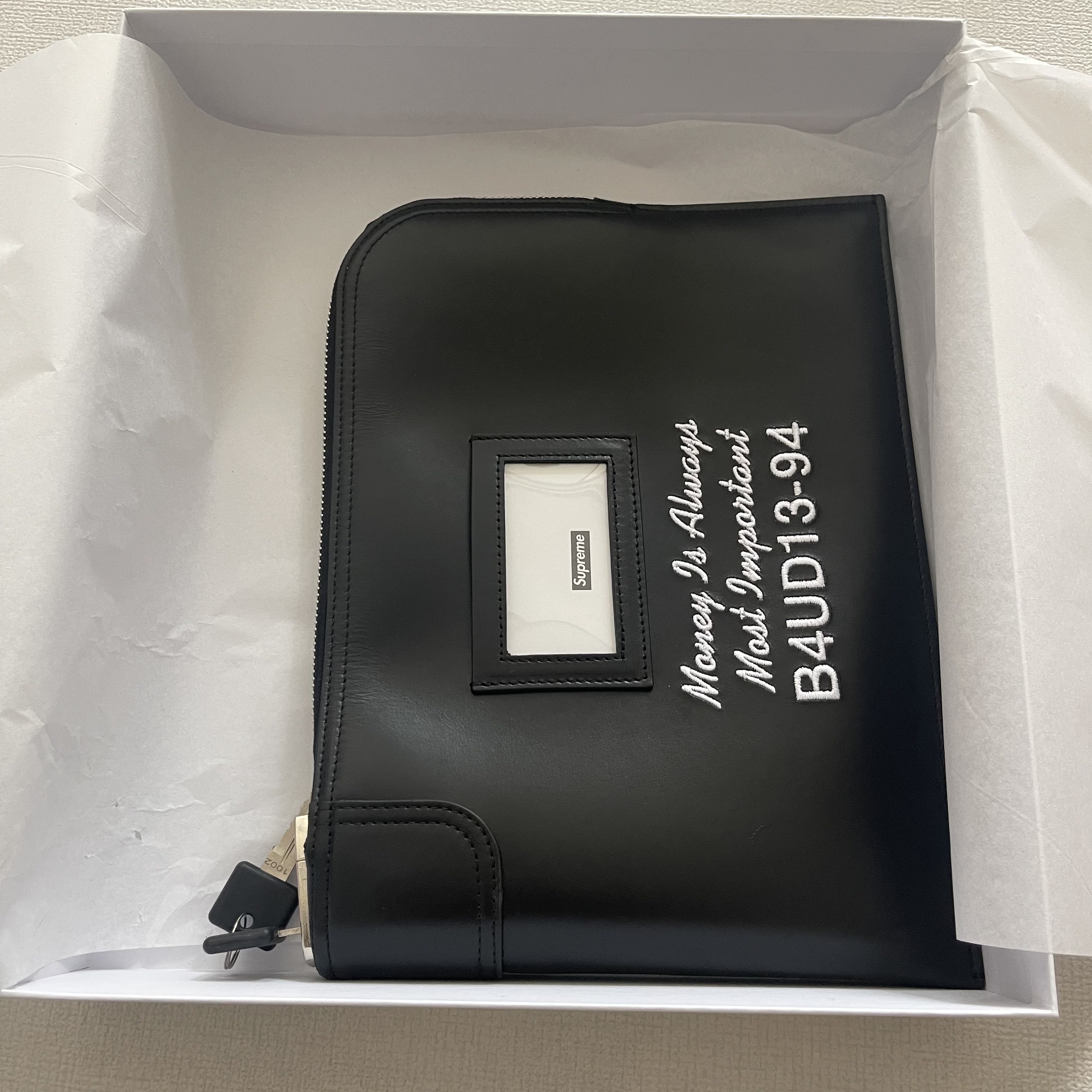 Supreme Leather Money Bag Black 착용 스타일 - 3