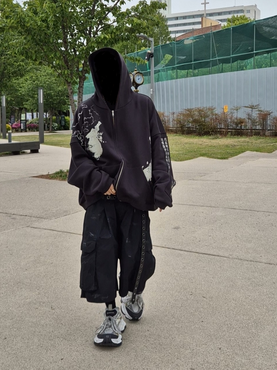 Balenciaga Cargo Sneakers White Grey 착용 스타일 - 1