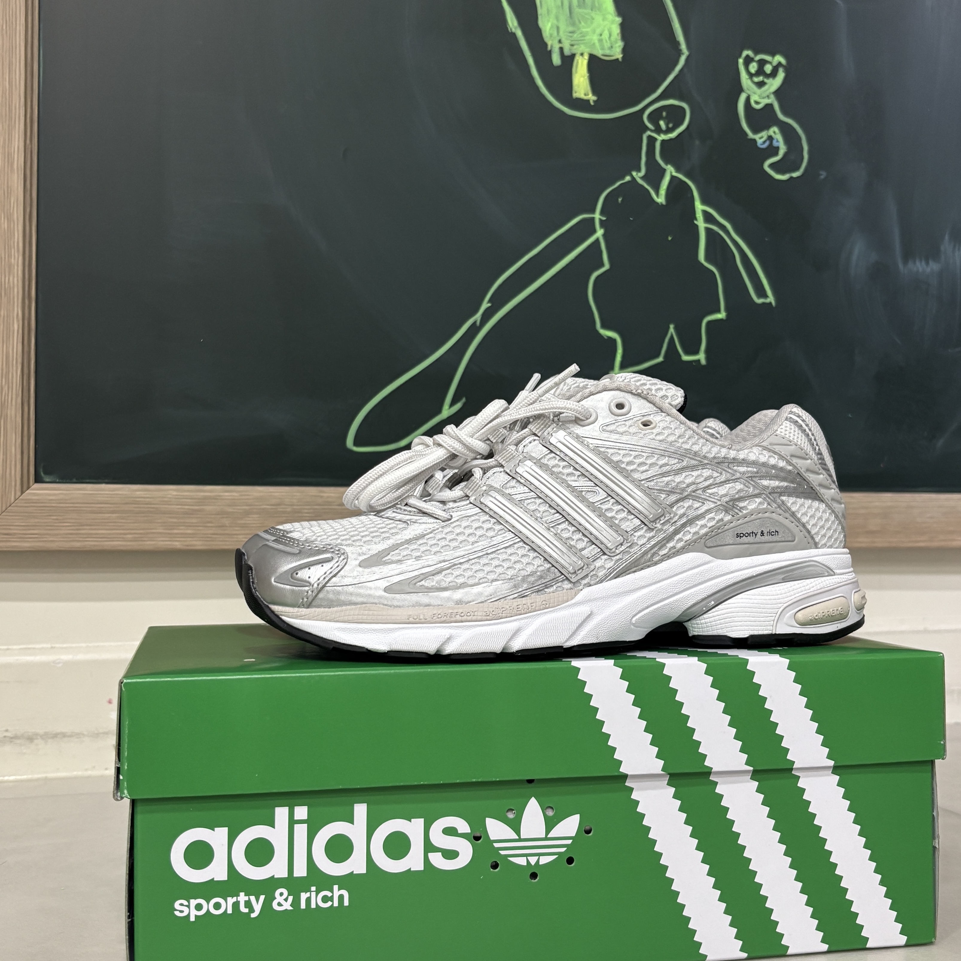 Adidas x Sporty & Rich Adistar Cushion Grey 착용 스타일 - 2